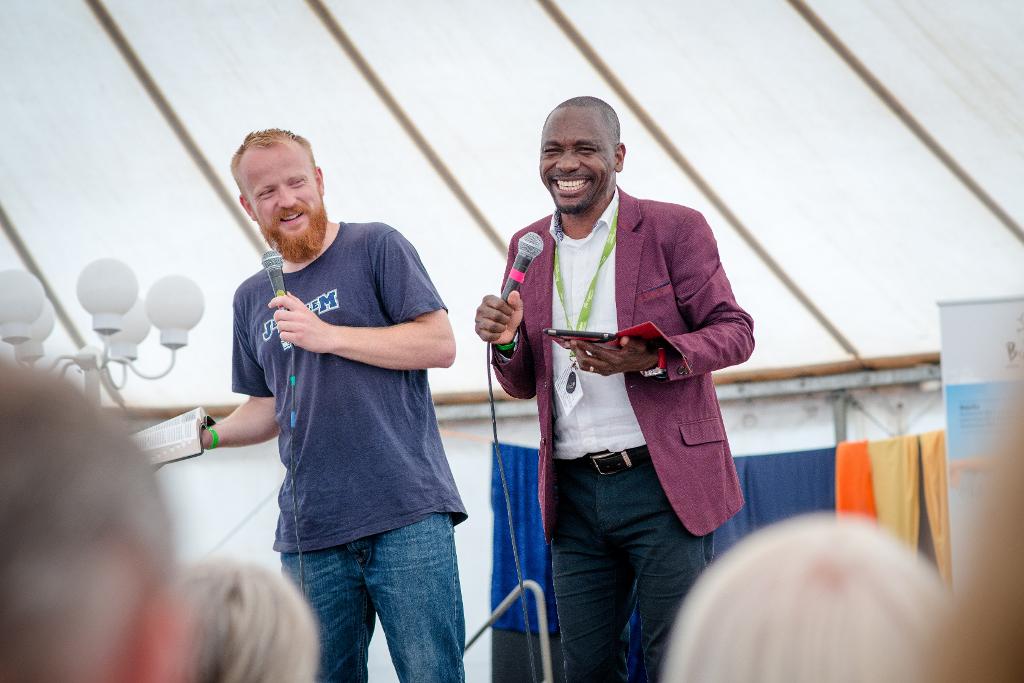 Lederskapet, med leder Gjermund Eikli, har til årets sommerleir invitert den omstridte pastoren Surpresa Sithole. Pastoren fra Mosambikk hevder han kan vekke folk til live igjen. Han holdt flere taler og seminarer under sommerstevnet i Fredrikstad.