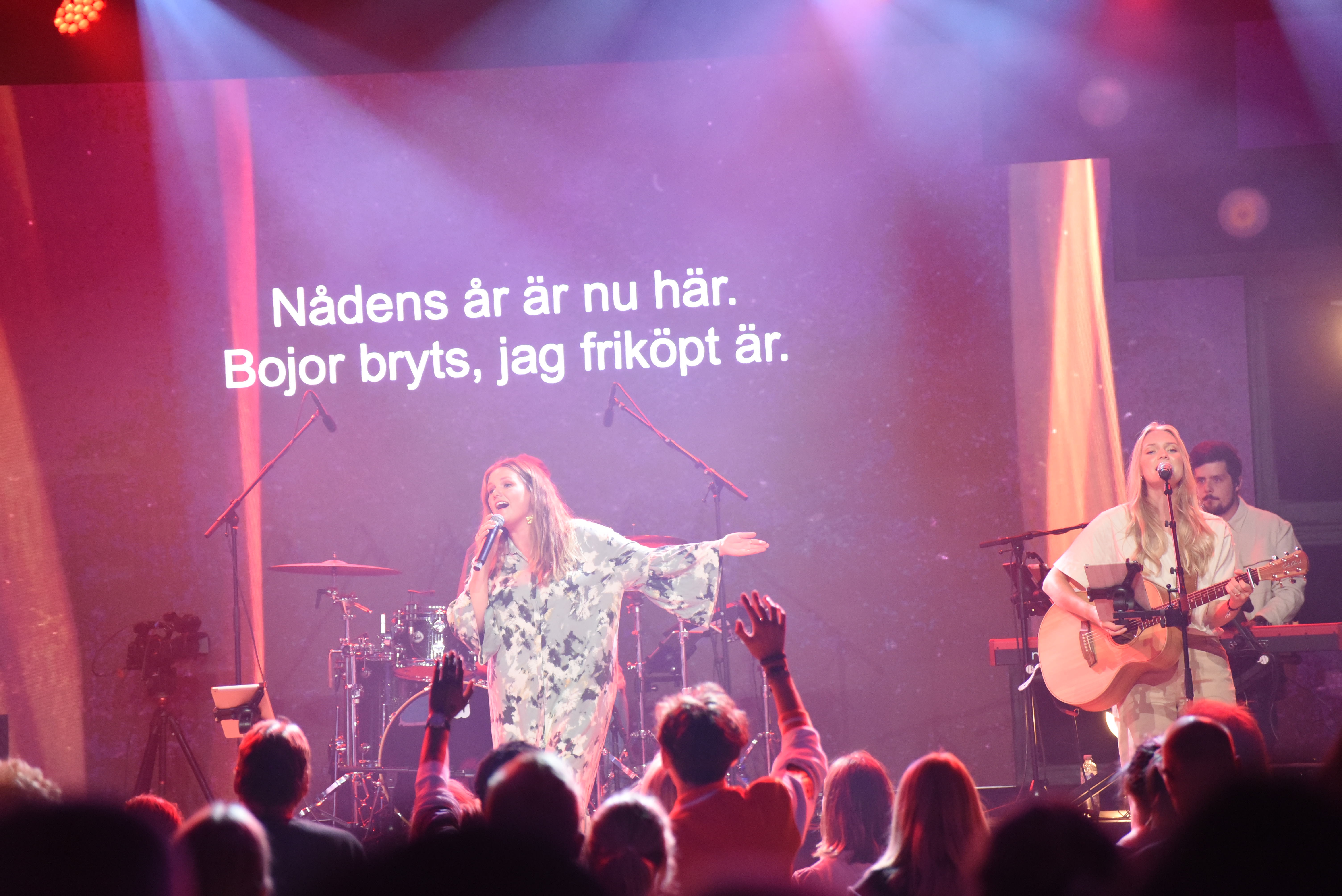 Gullbrannafestivalen 2022. Josefina Gniste ledde lovsången i lördagskvällens sena gudstjänst.