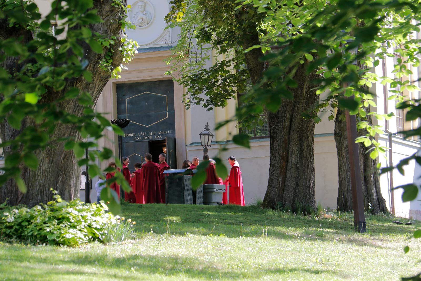 Det blev en festlig invigning när den nya kyrkohandboken togs i bruk i Kungsholms kyrka i Stockholm. Här Kungsholms kyrkokör utanför kyrkan.