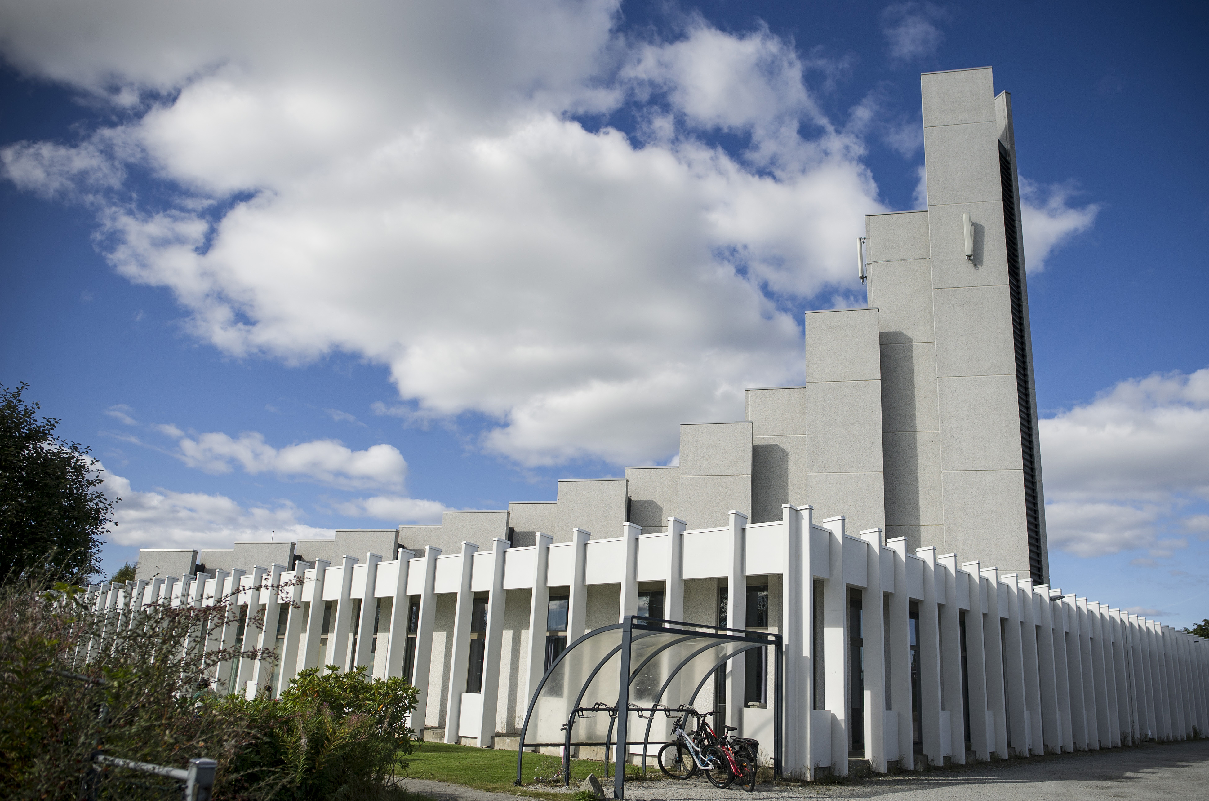 Noen er bekymret for strålingen fra dem, mens andre er opptatt av estetikken. Mobilantennene på kirketårnet til Gand kirke i Sandnes i Rogaland skal likevel få bli værende, har fellesrådet nylig vedtatt.