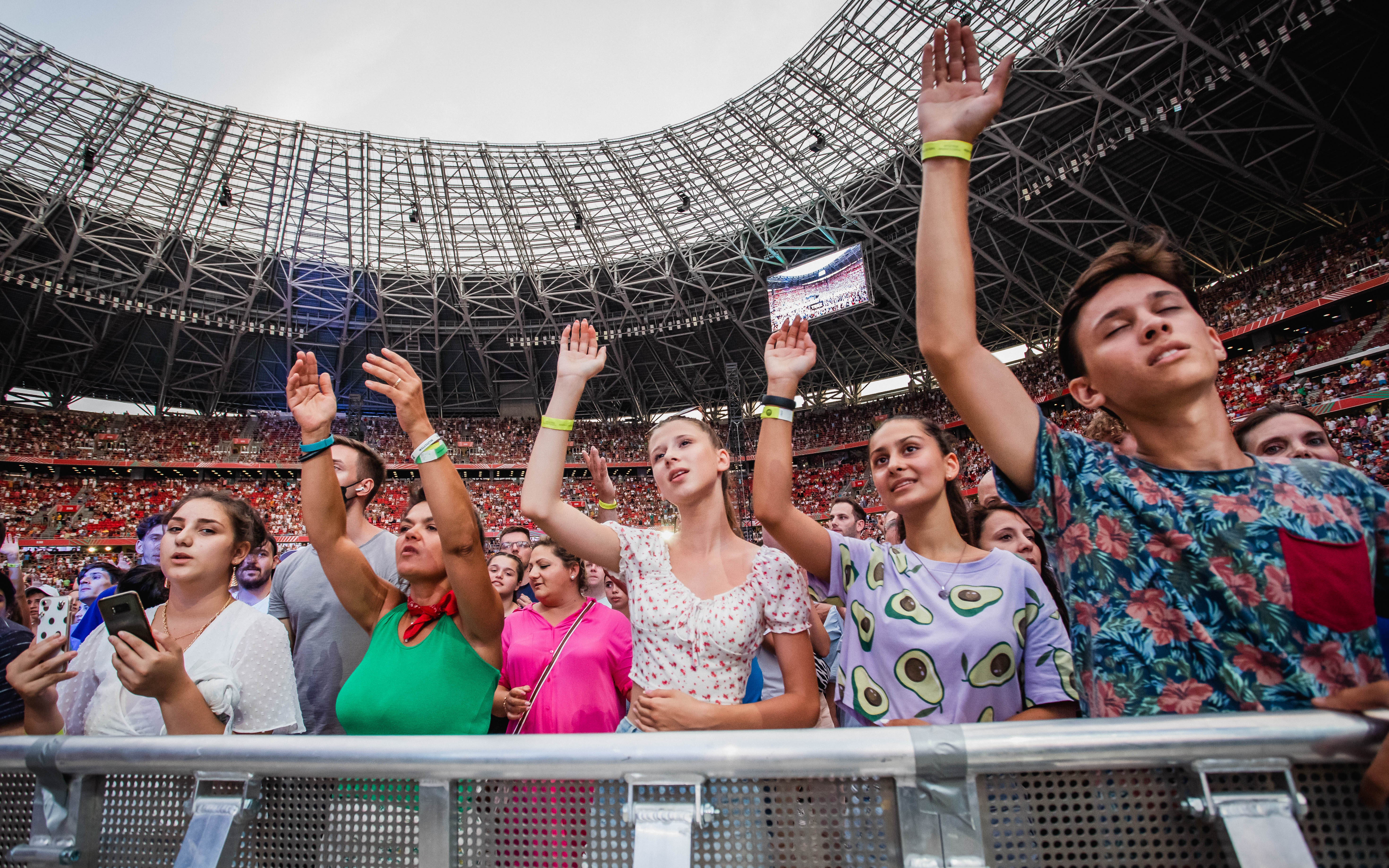 Åtta timmars lovsångsfest fyllde hel fotbollsarena i Budapest 