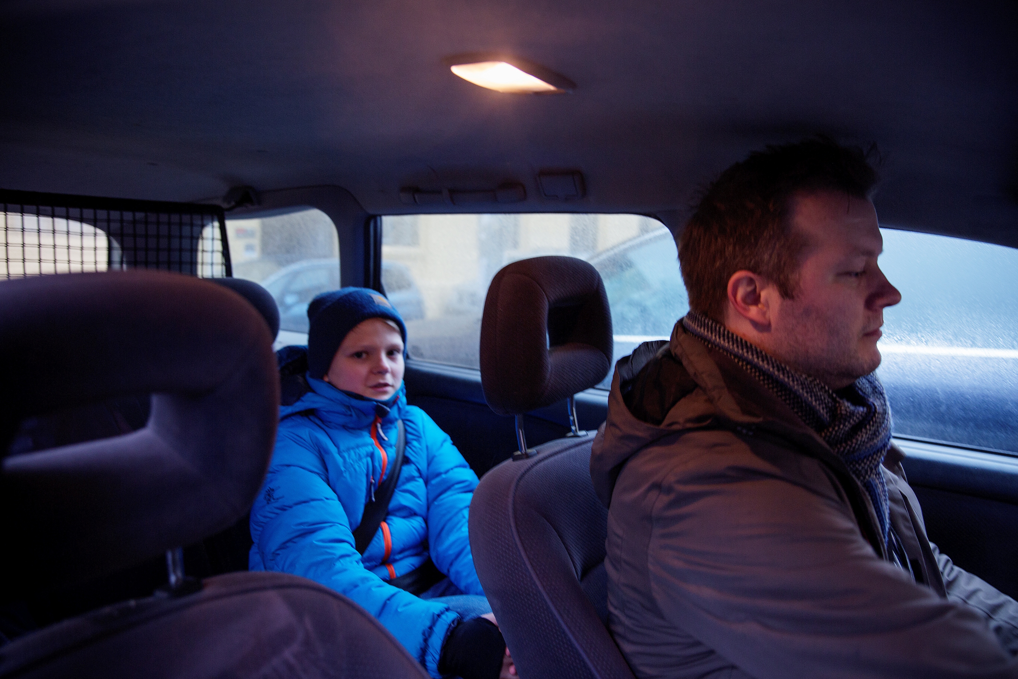 Nok en transportetappe for Aksel Rykkvin og pappa Rikard. Ikke sjelden inntas middagen i bilen på vei fra skole til øving. FOTO: Hilde Unosen