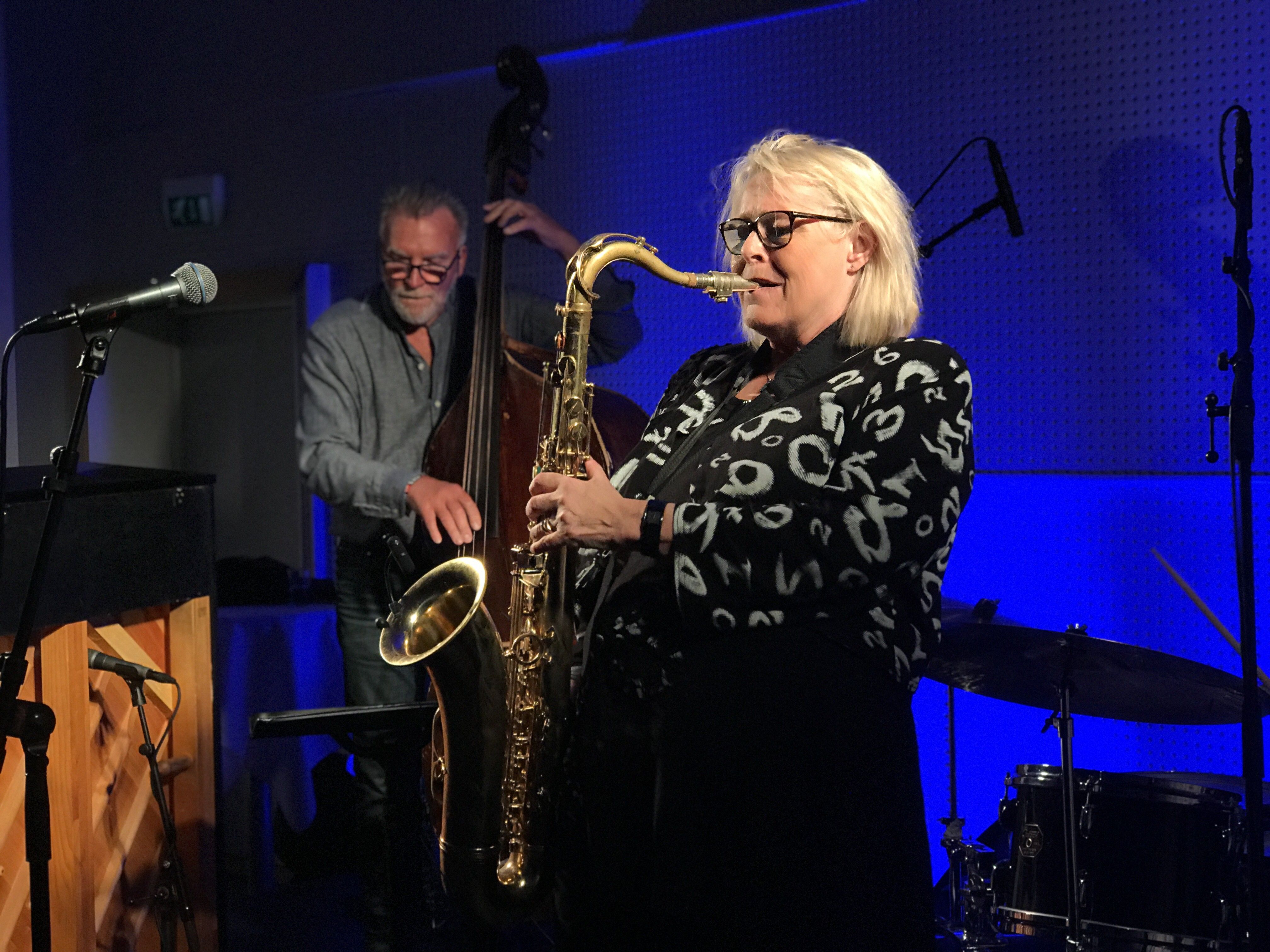 Jazzmusiker Bodil Niska i aksjon med saksofonen.