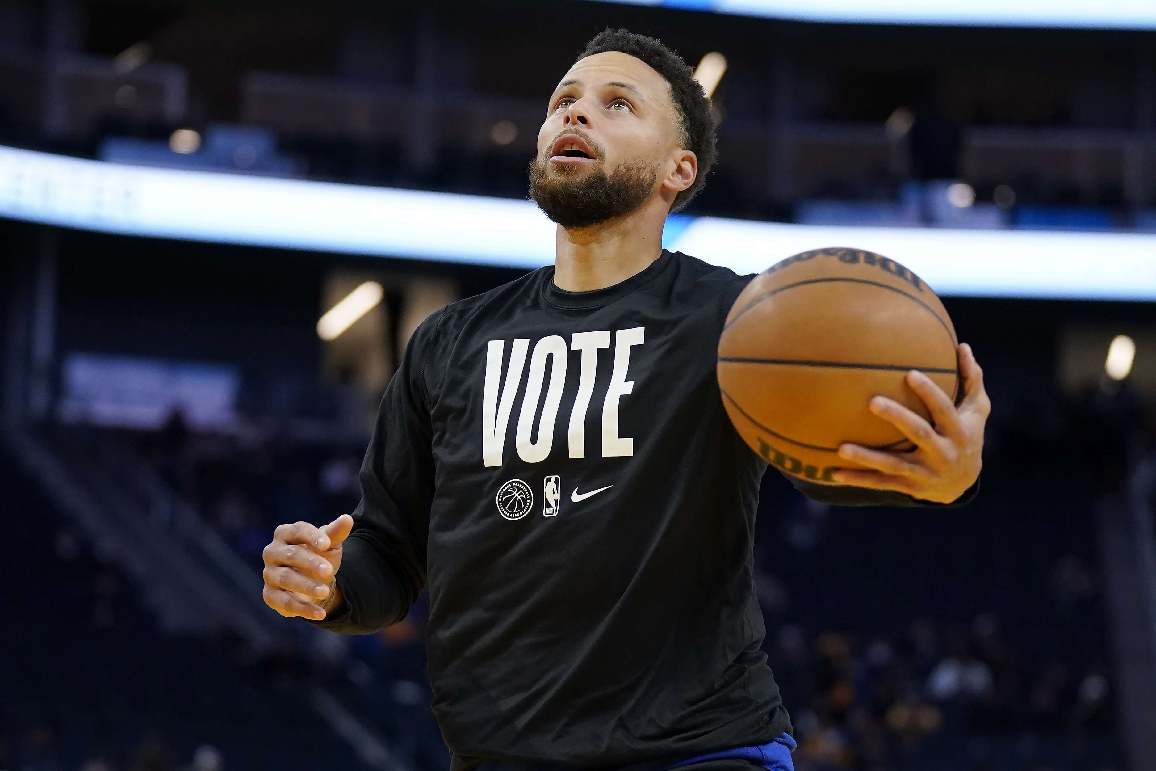 Golden State Warriors Stephen Curry med  oppfordring om å stemme påskrevet genseren under oppvarmingen mandag.