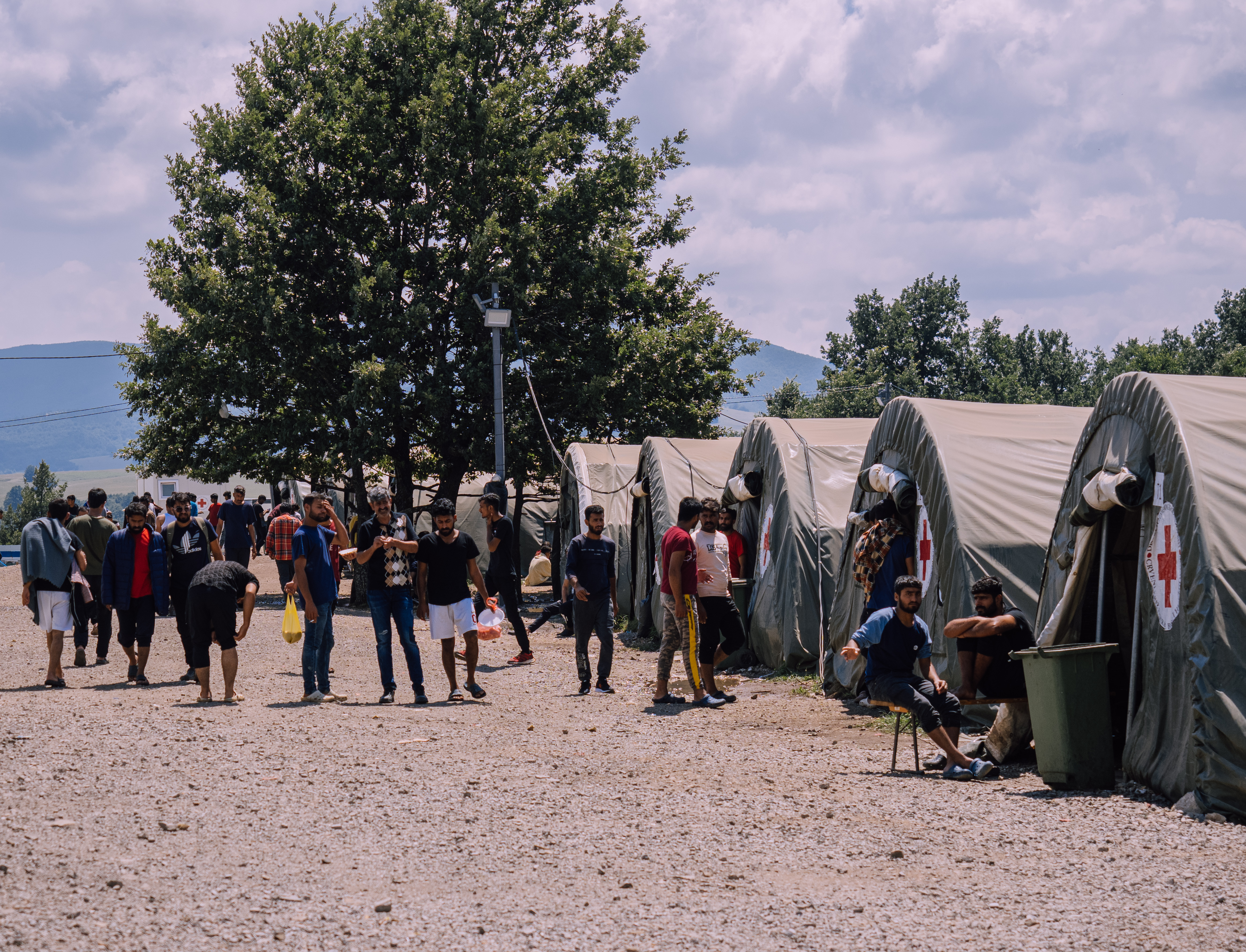 Camp Lipa har kapasitet for 900 mennesker. På vinteren, når flere trenger varme og ly, blir kapasiteten sprengt.