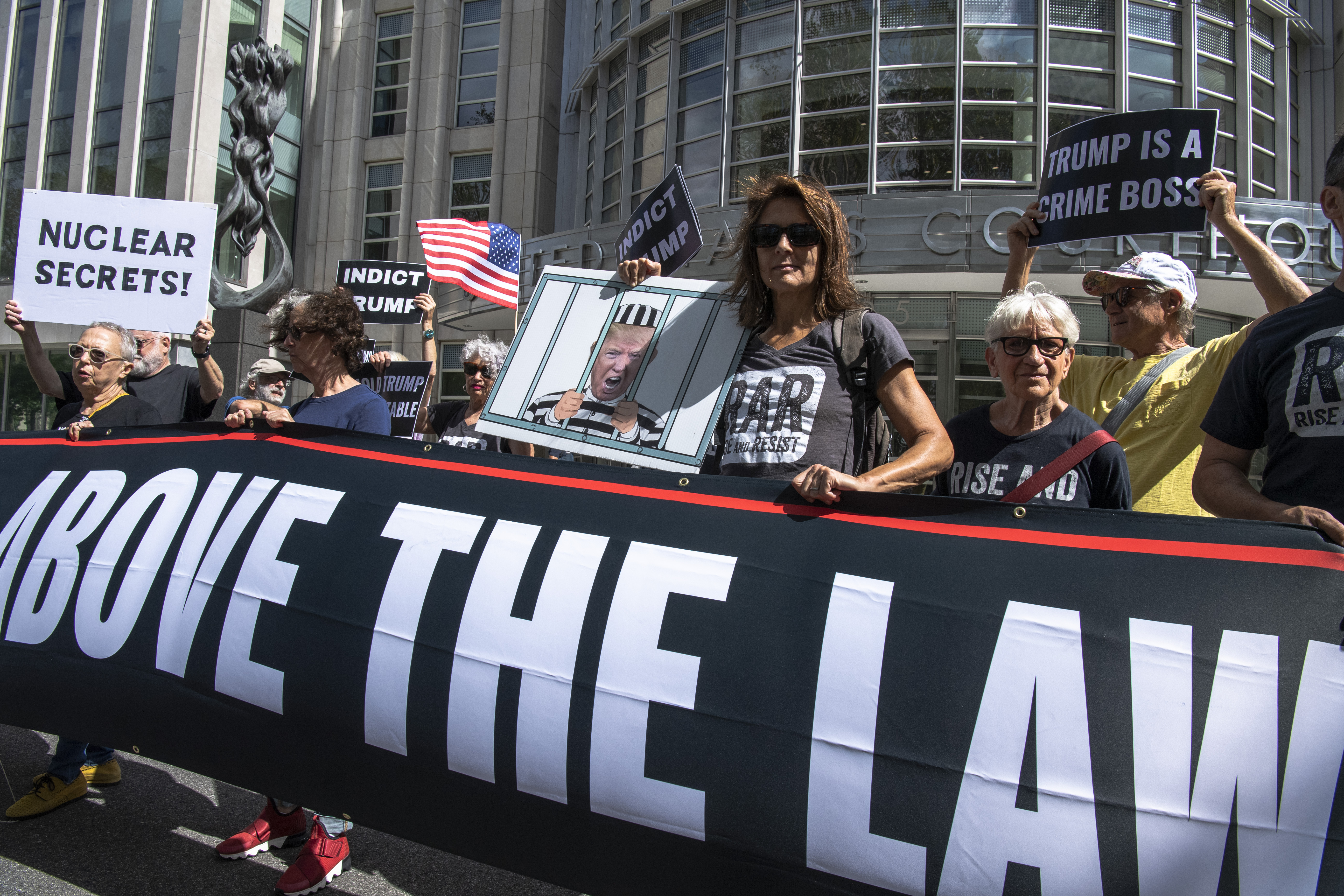 "Ingen er hevet over loven" sa demonstrantene som hadde møtt opp i New York denne uka i forbindelse med et rettsmøte om Mar-a-Lago-dokumentene.