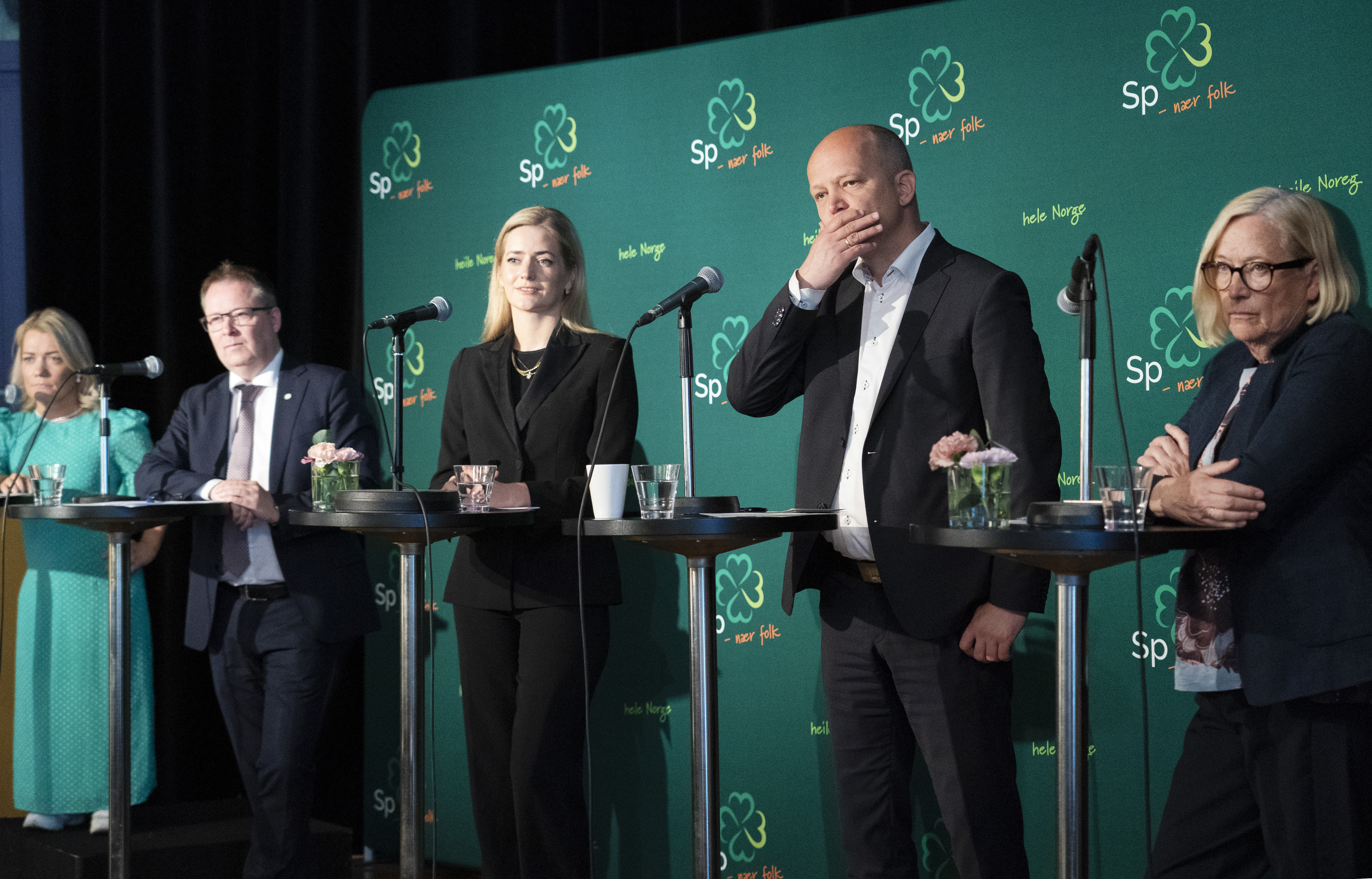 Oslo 20220620. 
(f.v) landbruks- og matminister, Sandra Borch, forsvarsminister, Bjørn Arild Gram, justis- og beredskapsminister Emilie Enger Mehl, Sp leder og finansminister, Trygve Slagsvold Vedum og parlamentarisk leder, Marit Arnstad, under Senterpartiets oppsummerende pressekonferanse i Det Norske Teatret i Oslo.
Foto: Gorm Kallestad / NTB