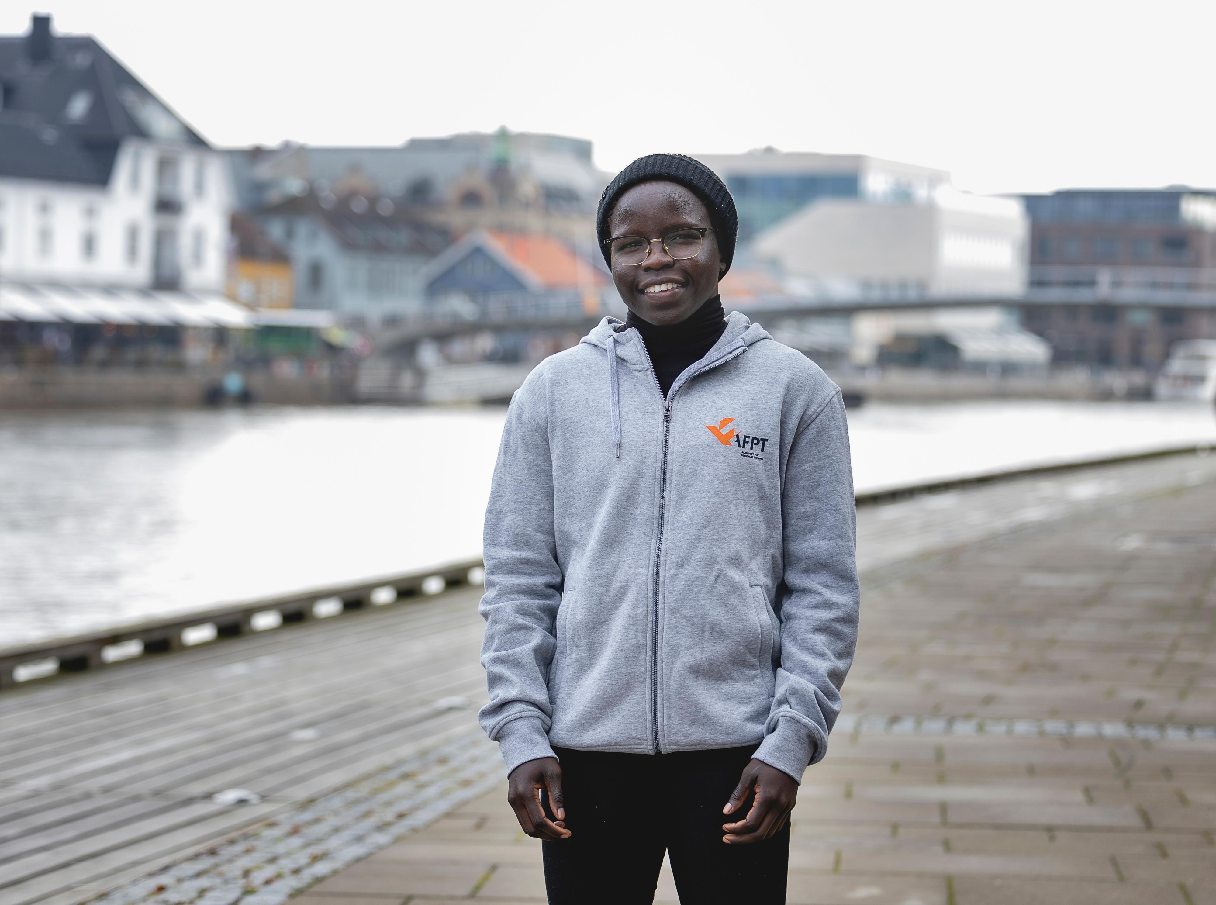 Grace Bullen på brygga i hjembyen Fredrikstad.