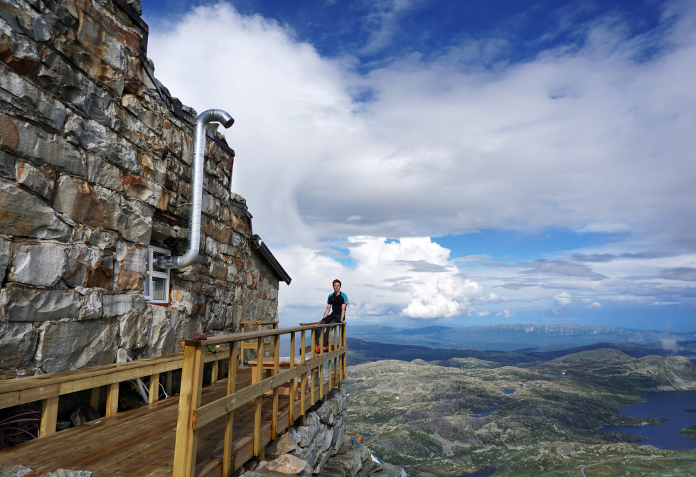 Gaustatoppen har også en egen DNT-hytte som du kan overnatte og få deg en matbit. 