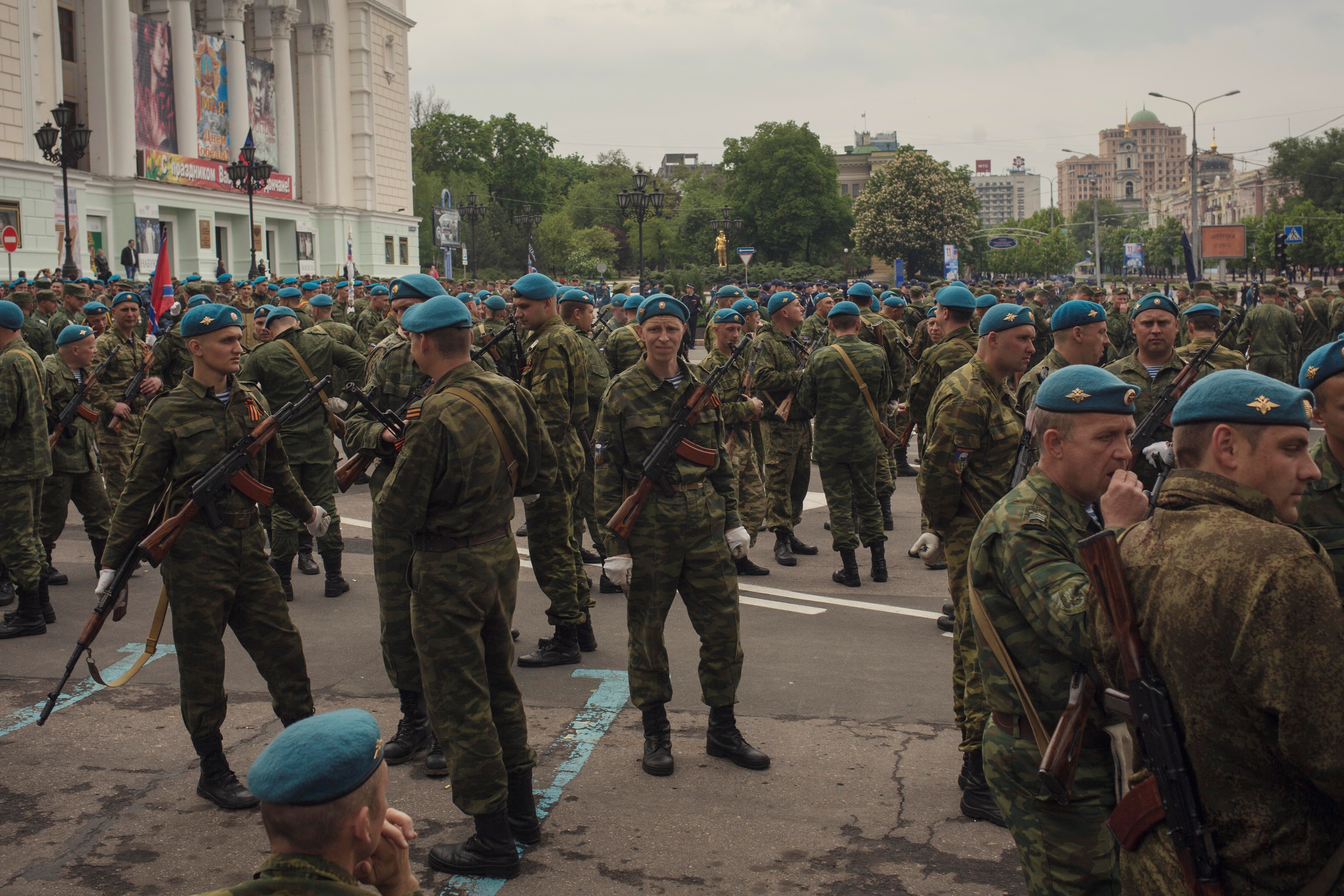 Øver til paraden: Hver 9. mai feires frigjøringen for andre verdenskrig i Russland og i Donetsk. Denne våren øvde soldatene i mange dager på paraden.