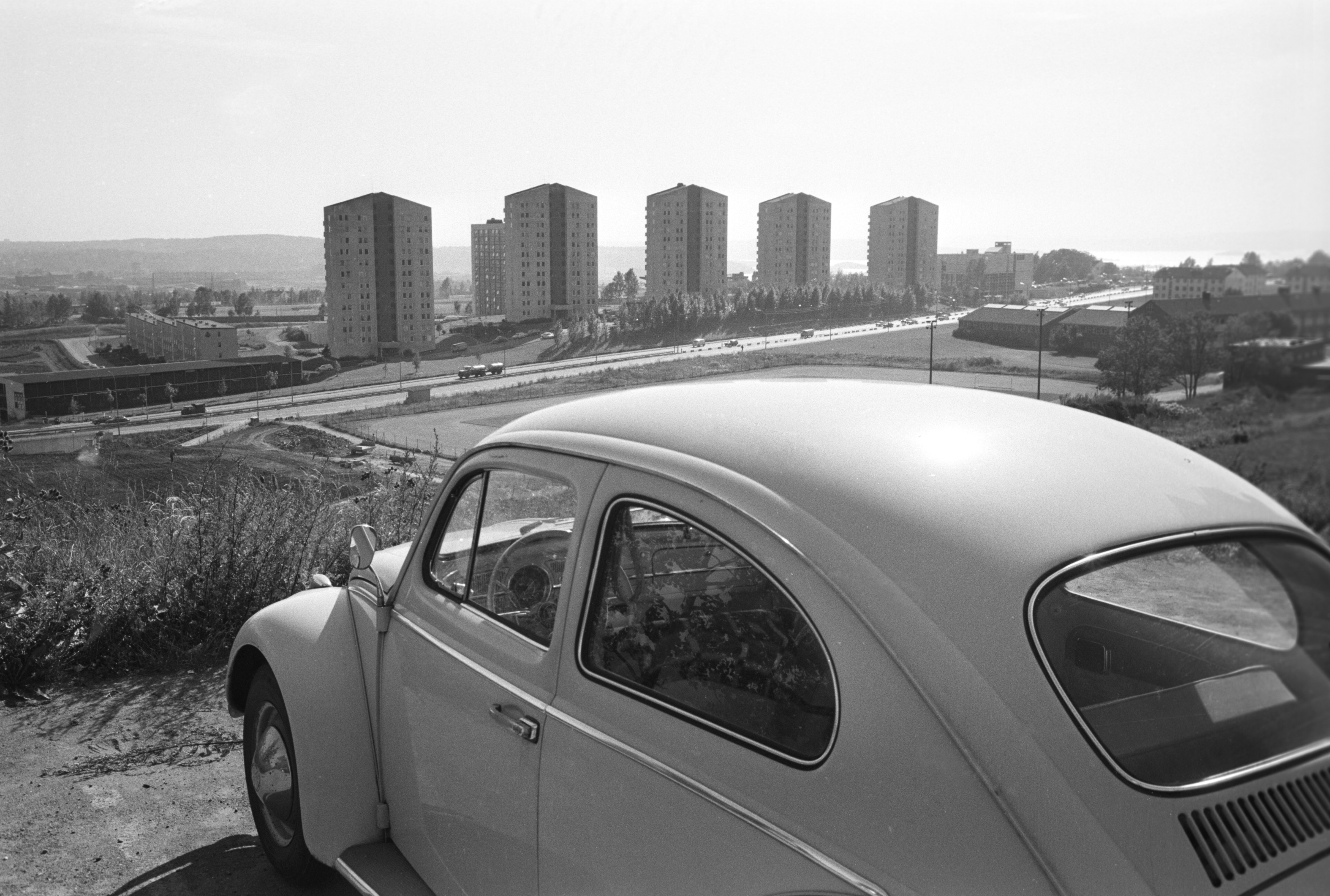 Blokkene på Bjerke har adresse Refstadsvingen 1-7 i Oslo. Dei blei bygde i 1962, etter arkitektane Bernt Heiberg og Ola Mørk Sandvik sine teikningar. Her er blokkene (og ei boble) fotograferte i 1971.