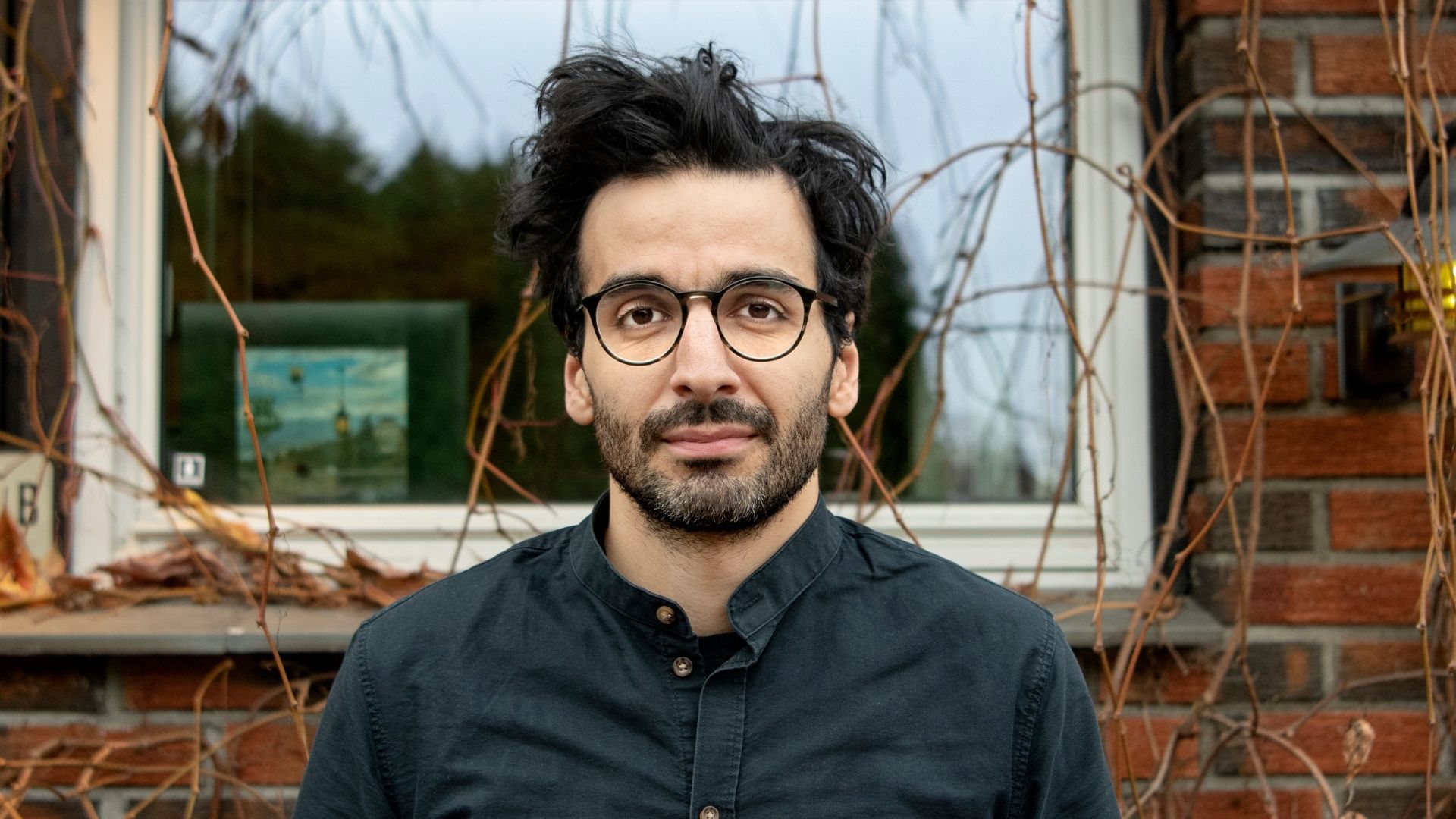 Lege og forfatter Kaveh Rashidi utenfor huset sitt på Tåsen i Oslo.