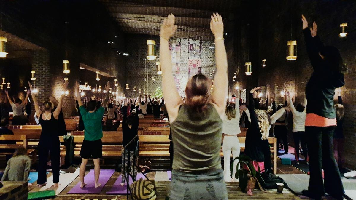 Yoga i kyrkan har lockat många i stadsdelen Skarpnäck i Stockholm. Efter protester avslutas nu verksamheten i Markuskyrkan och flyttas till en av församlingens andra lokaler.