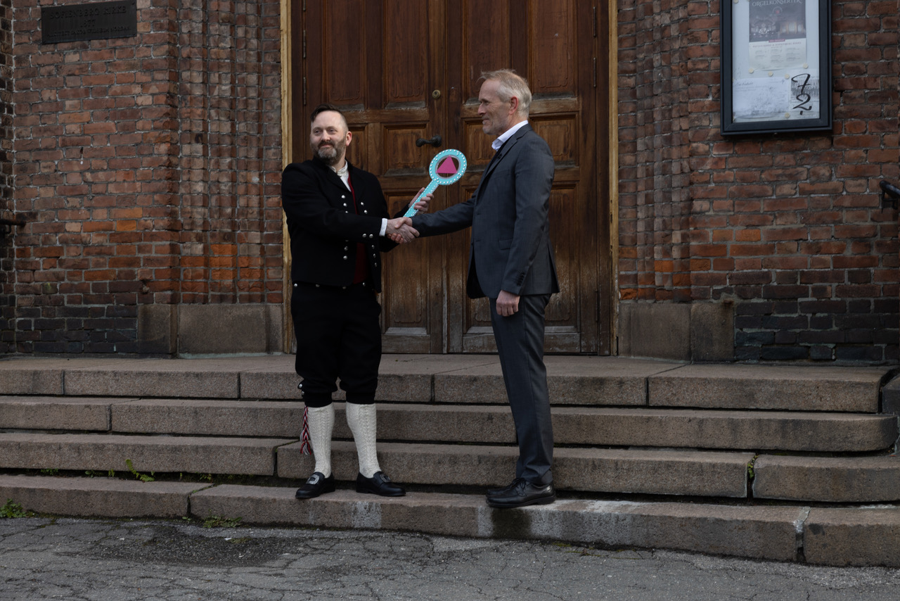 Skeivt kunst- og kultursenter åpner i Sofienberg kirke i Oslo, 26. april 2023. 

Her: Marius Hofstad, styreleder i SKOKS, tar imot nøkkelen fra kirkeverge Kjetil Haga