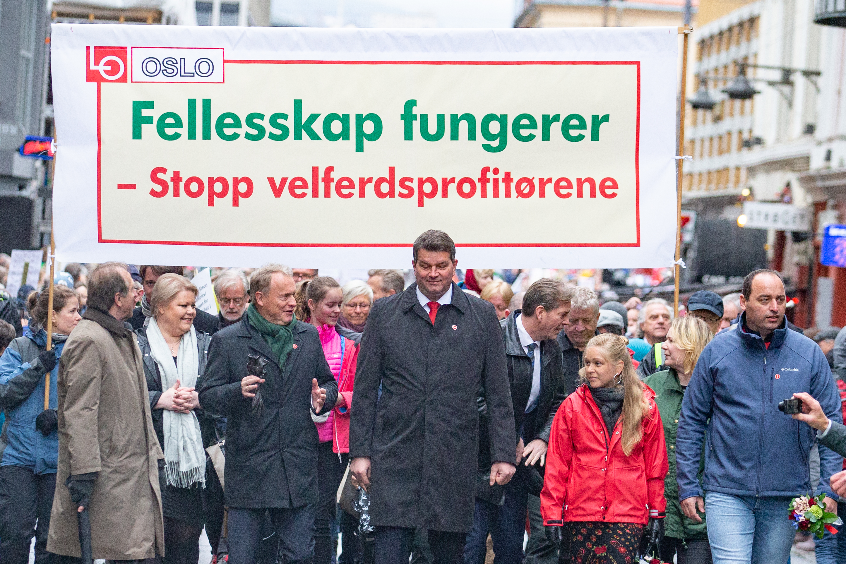 Oslo  20180501.
Byrådsleder i Oslo Raymond Johansen (t.v), LO leder Hans Christian Gabrielsen, Linn Herning og Giorgos Archontopoulos under Demonstrasjonstoget fra Youngstorget 1. Mai.
Foto: Fredrik Hagen / NTB