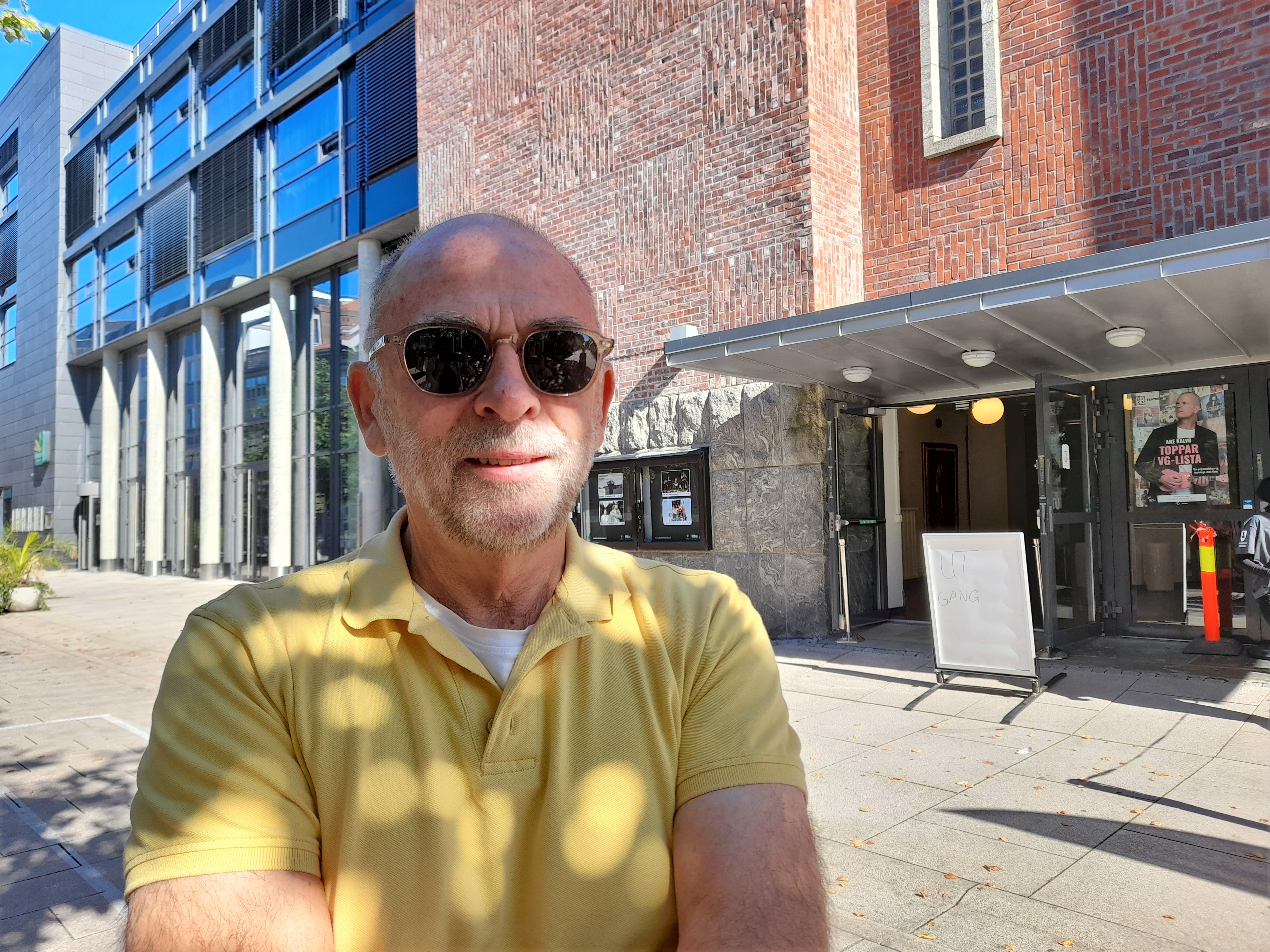 Leif Jacobsen (75) i gul t-skjorte, foran valglokalet i Fredrikstad sentrum 13. september 2021