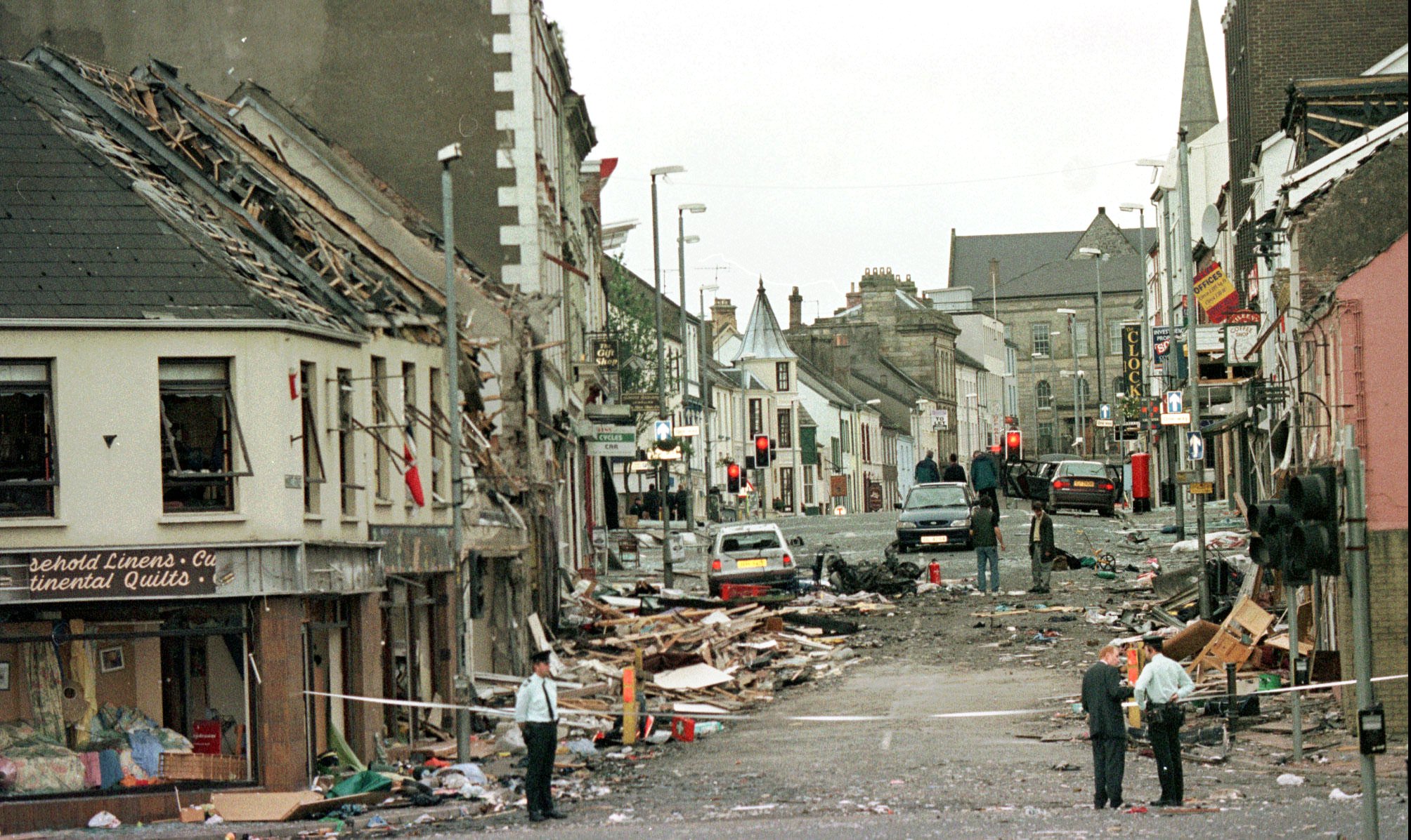 15. august 1988: Politiet undersøker området i Omagh, 11 mil unna Belfast, der en der en bilbombe drepte 29 personer. Det var den dødeligste enkelthendelsen i det som kalles "Trøbbelet" i Nord-Irland.