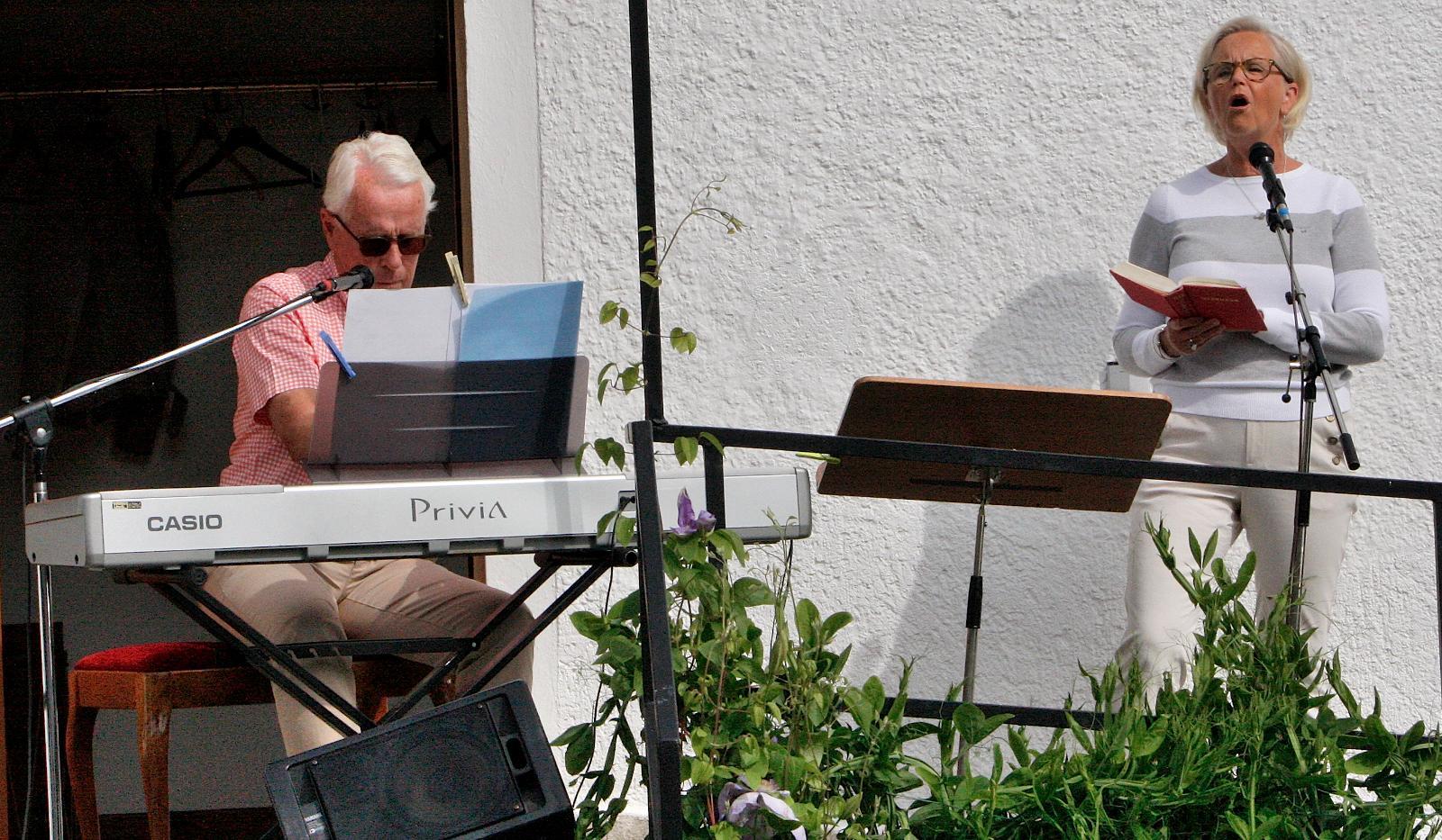 Paret Gard har under många år rest omkring och haft sångframträdanden i flera kyrkliga sammanhang.