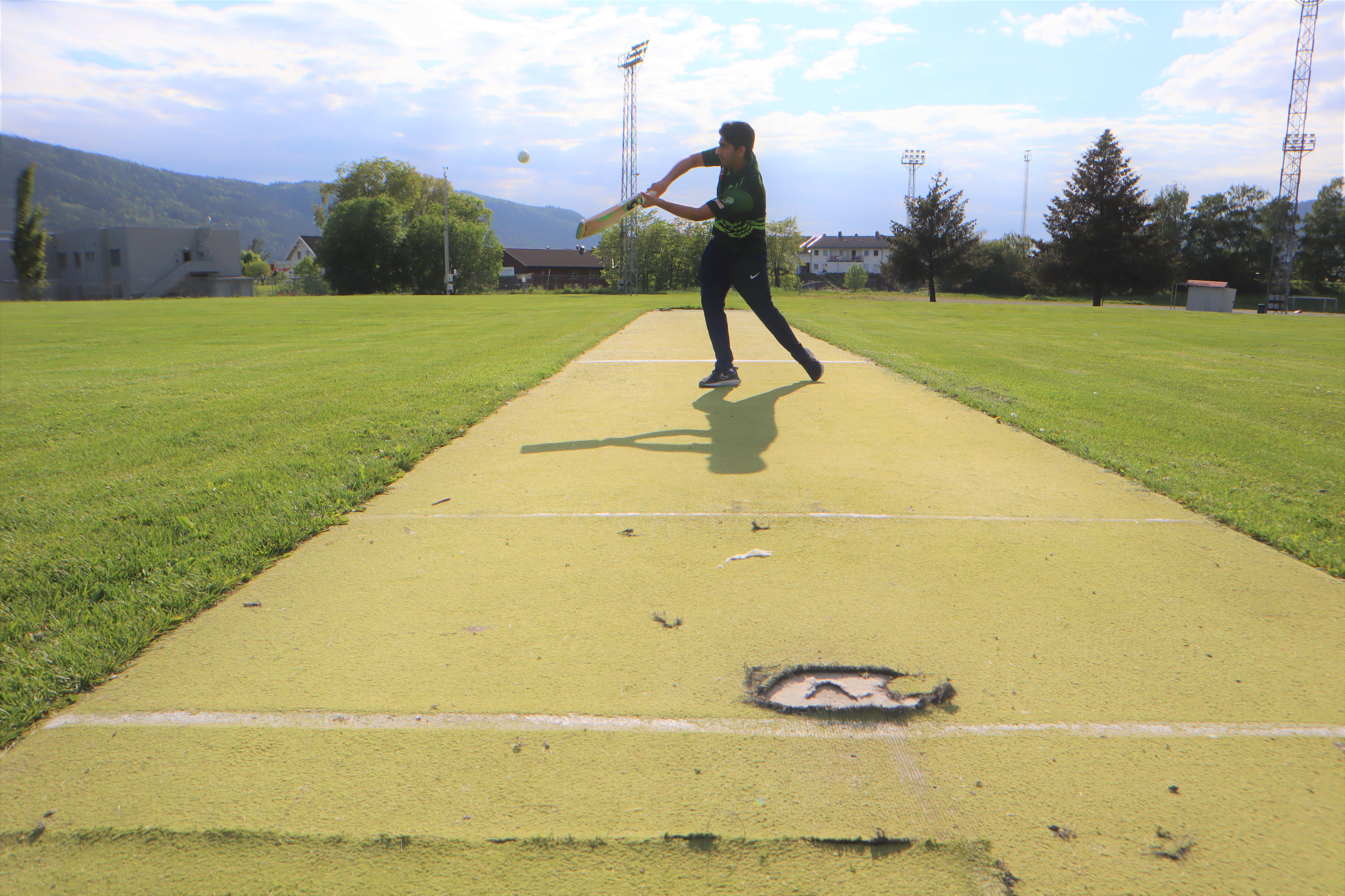 Cricketbane på Berskaug er ujevn og skaper flere farlige situasjoner.