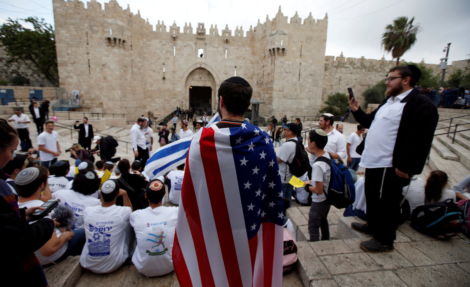 USA I ryggen: En gruppe israelere markerer Jerusalem-dagen i gamlebyen søndag. FOTO: NTB SCANPIX