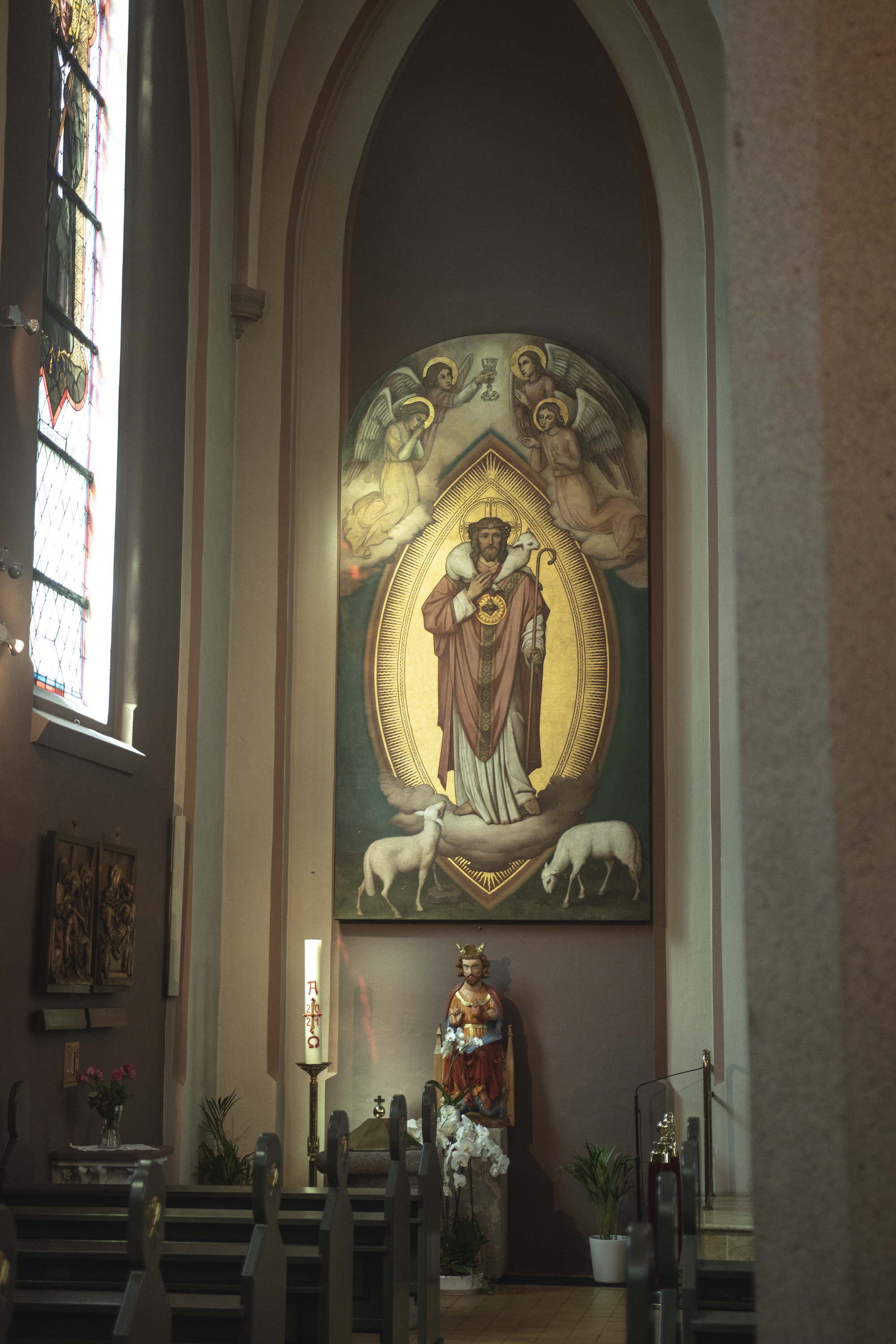 Konvertitten Linda Therese Utstøl  fotografert ifb. med økt katolsk interesse. I og utenfor St.Olav domkirke i Oslo.