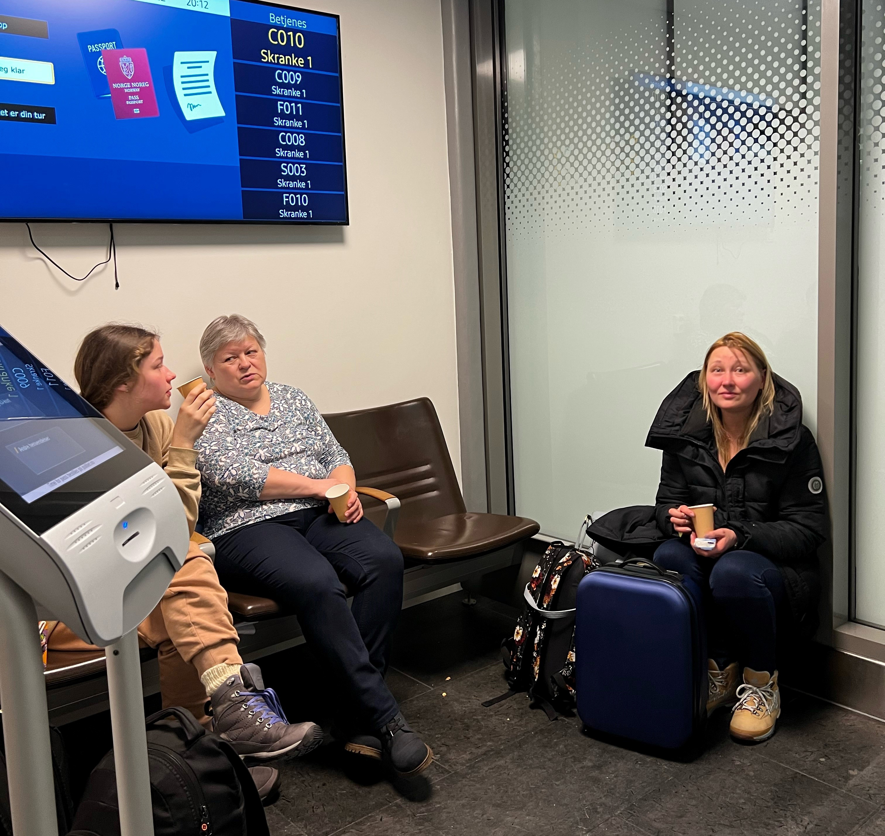 Familen fra Ukraina landet på Oslo lufthavn Gardermoen søndag kveld.