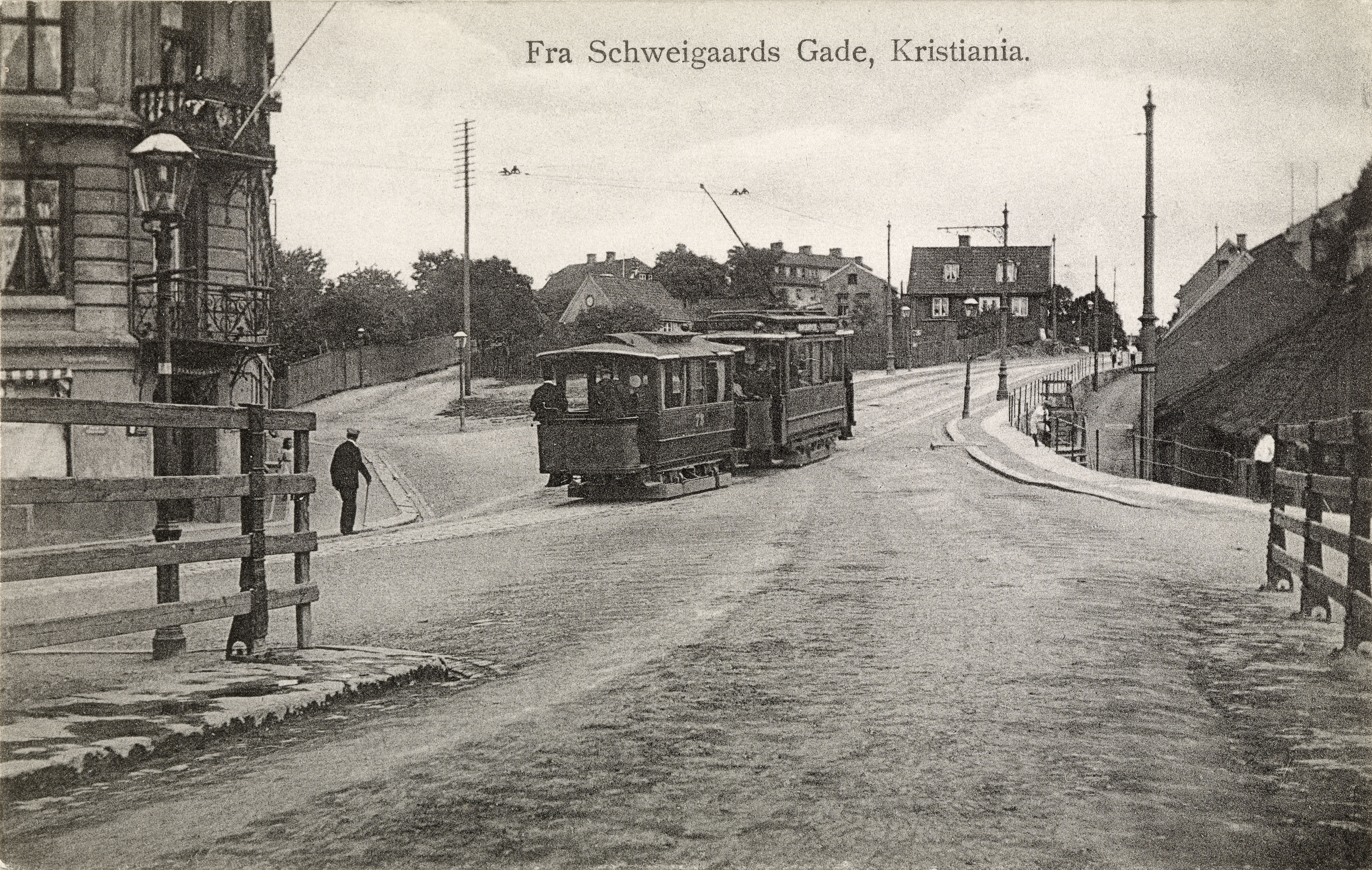 Vålerenga-trikken kjører opp fra Schweigaards gate mot Galgeberg 1905. Bak trikken skimtes taket på det som kalles Skarpretterboligen i Justiskroken.