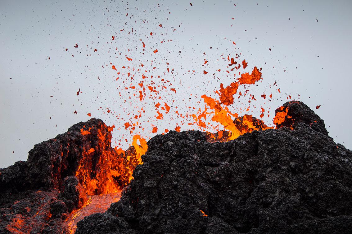 Bildet viser lava som spruter ut av vulkanen Fagradalsfjall på Island.