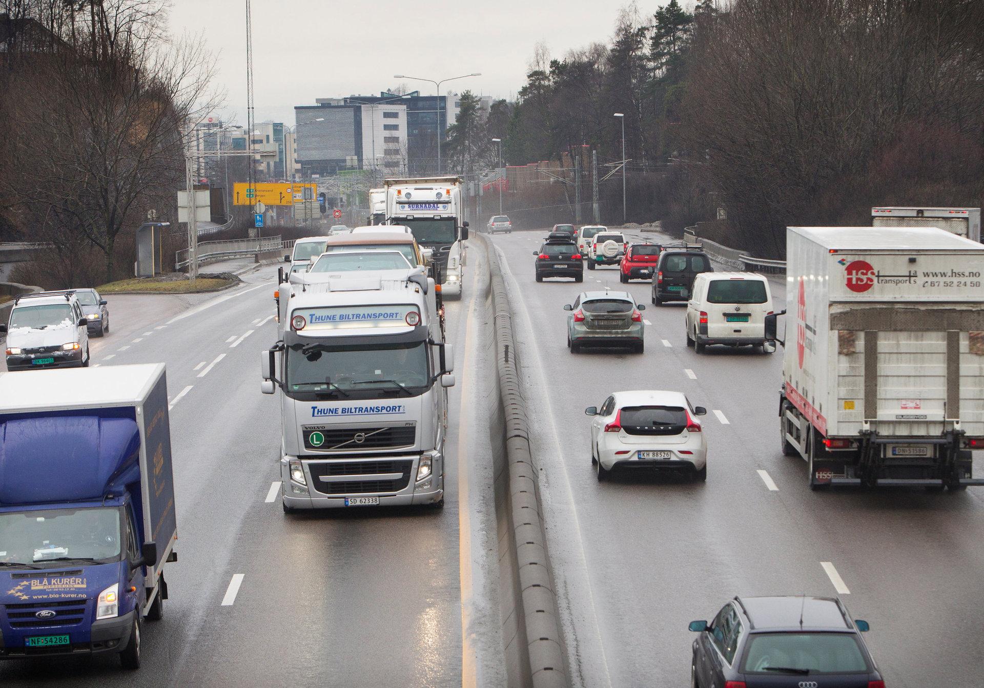store utslipp: Av Norges samlede årlige utslipp på drøyt 52 millioner tonn, står tungtransporten for cirka 4,5 millioner tonn. FOTO: ARNE OVE BERGO