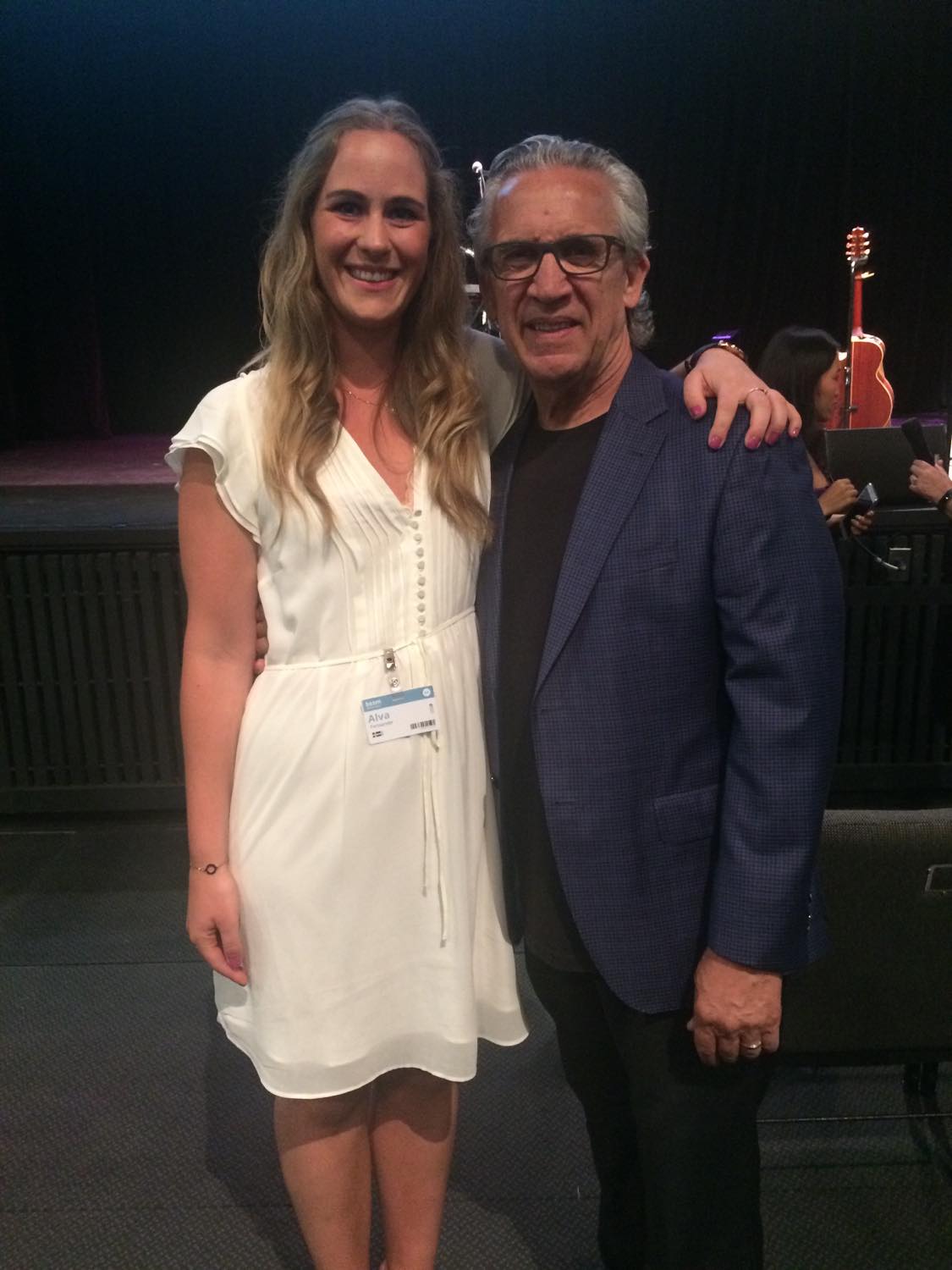 Alva Forssander tillsammans med Bill Johnson, huvudpastor i Bethel Church under avslutningen av bibelskolans första år. "Bill är världens snällaste och godaste man. Han ser verkligen alla" säger Alva Forssander till Dagen.