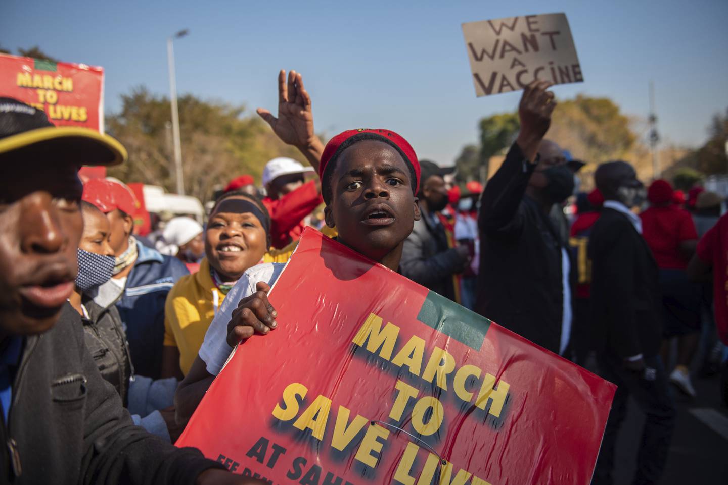 Demonstrantar i Pretoria i Sør-Afrika krev å bli vaksinerte mot korona.