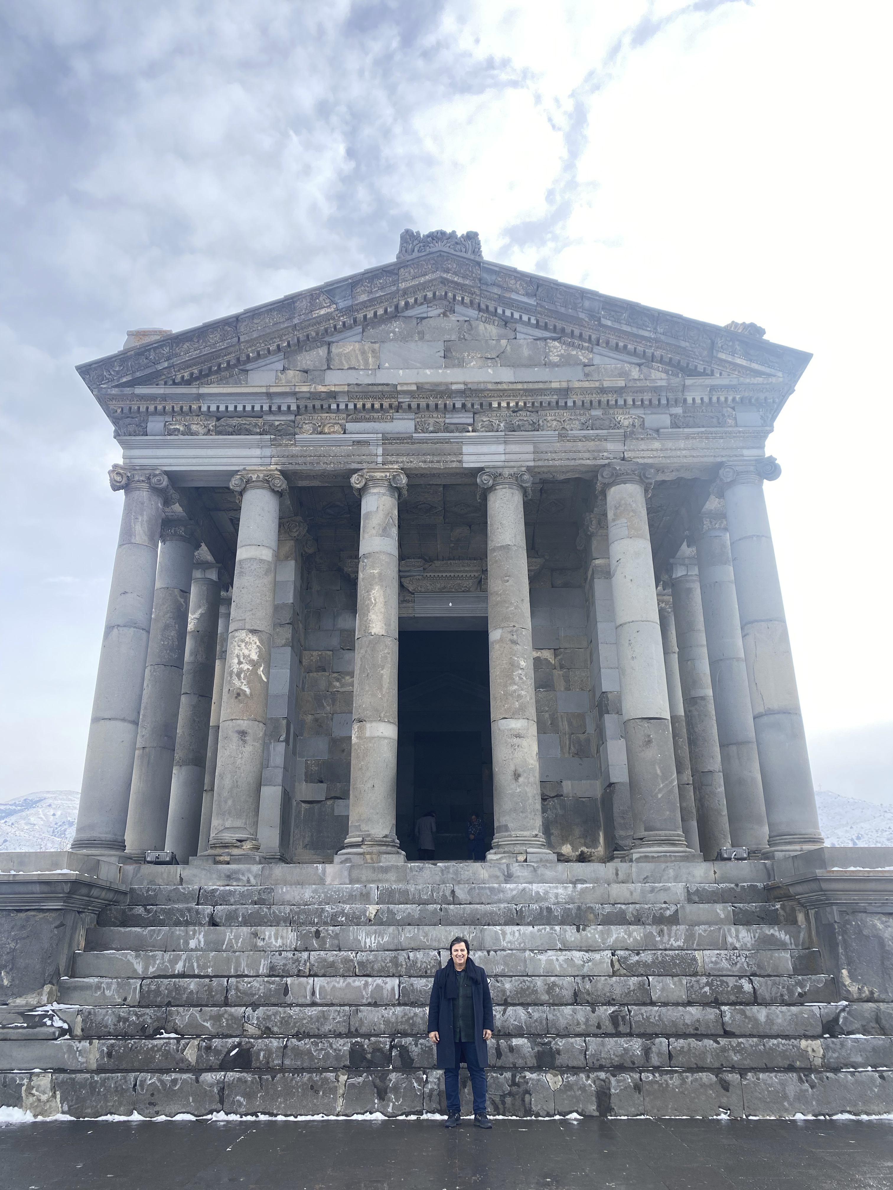 Nuri Kino utanför Templet i Garni