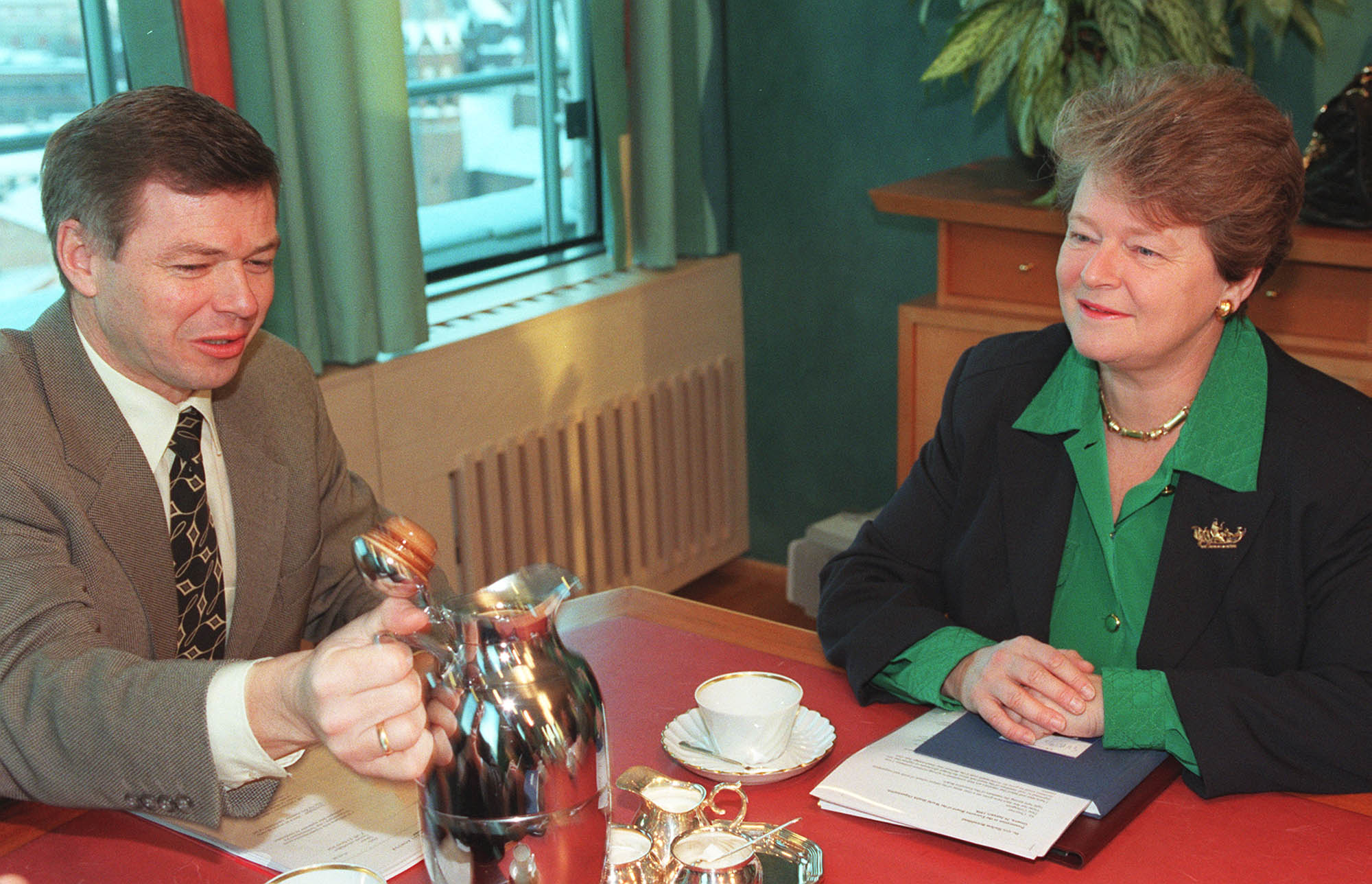 Statsminister Kjell Magne Bondevik tok torsdag morgen i mot den nye lederen for Verdens Helseorganisasjon (WHO), tidligere statsminister Gro Harlem Brundtland.  (Foto: Knut Fjeldstad, NTB Pluss)