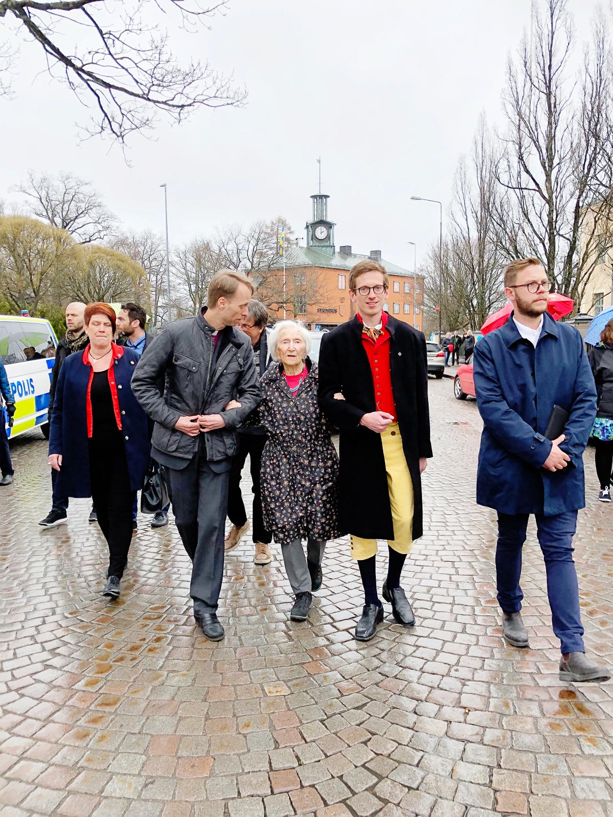 Biskopen arm i arm med förintelseöverlevare Hédi Fried