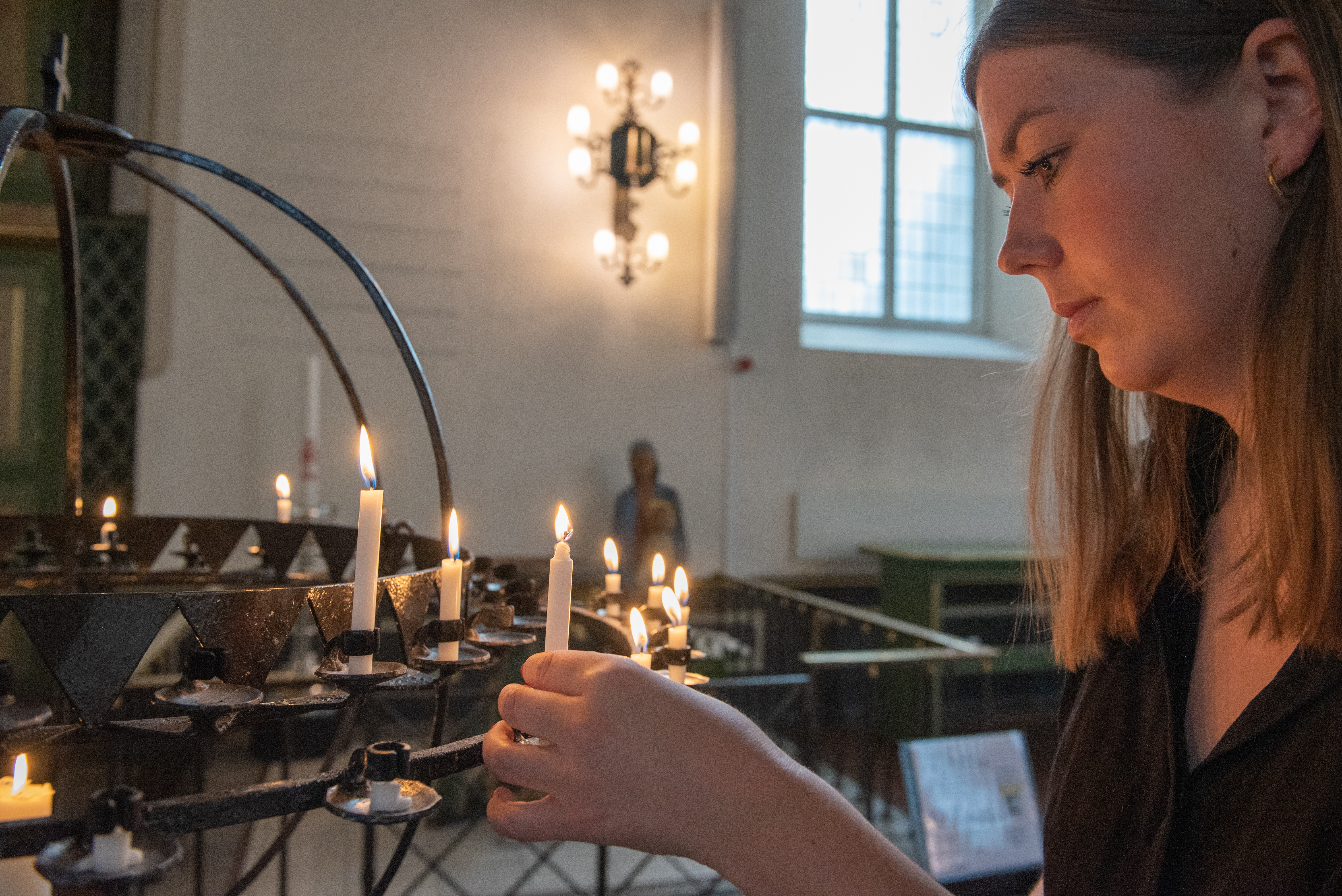 Portrett (Min Tro) av Astrid Hoem, AUF-Leder, tatt ved Domkirke i Oslo og Hoem sitt kontor.