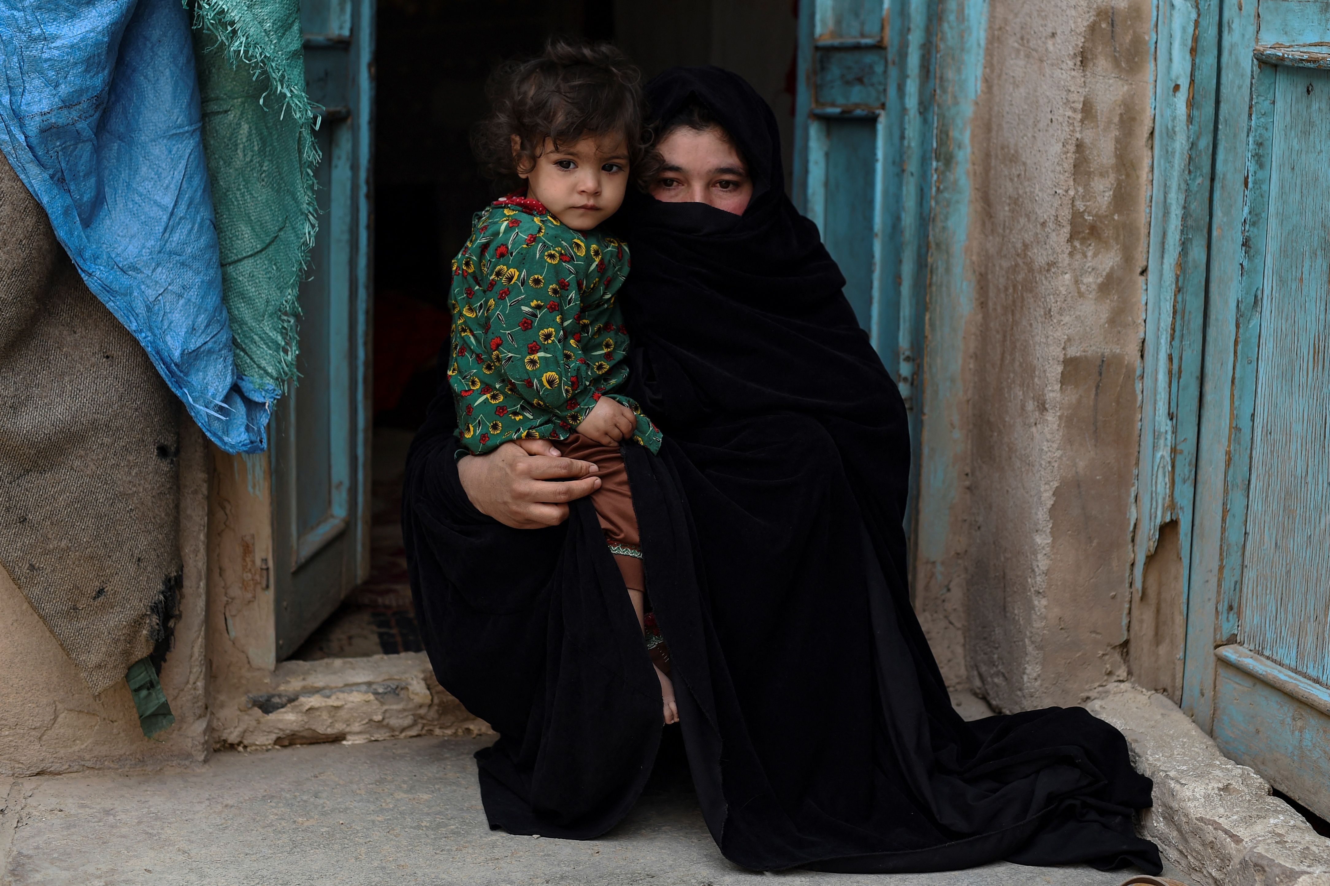 Aziza (t.h.) sa i februar at hun ville selge ei nyre for å hjelpe familien sin økonomisk. Her poserer hun sammen med datteren Parwina utenfor hjemmet i Herat.