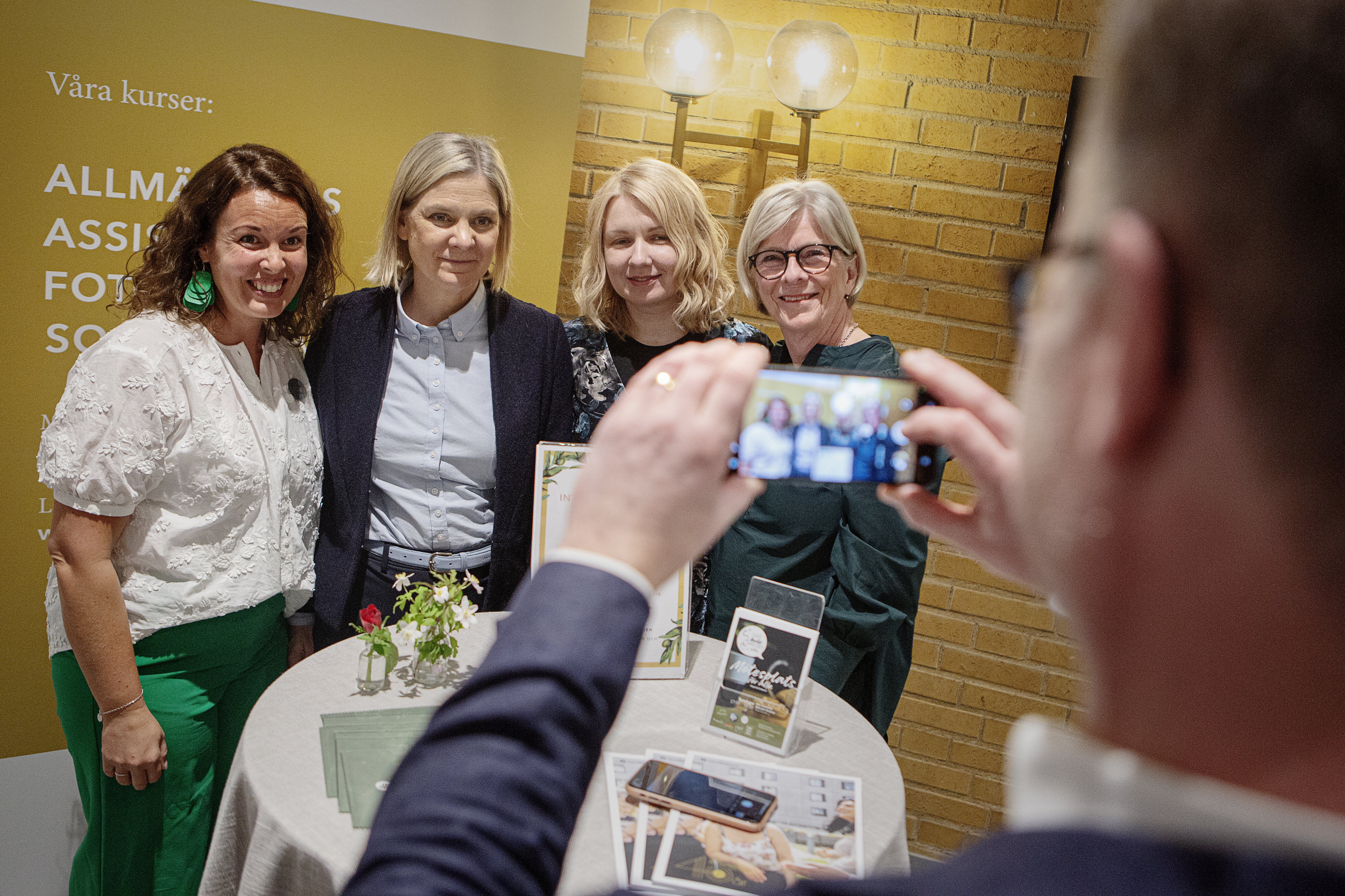 Socialdemokraternas partiledare Magdalena Andersson höll ett traditionsenligt tal på första maj inför storpublik på Hovrättstorget i Jönköping. Kort senare besökte hon pingstkyrkan i Jönköping -  hyllar kyrkornas sociala arbete.