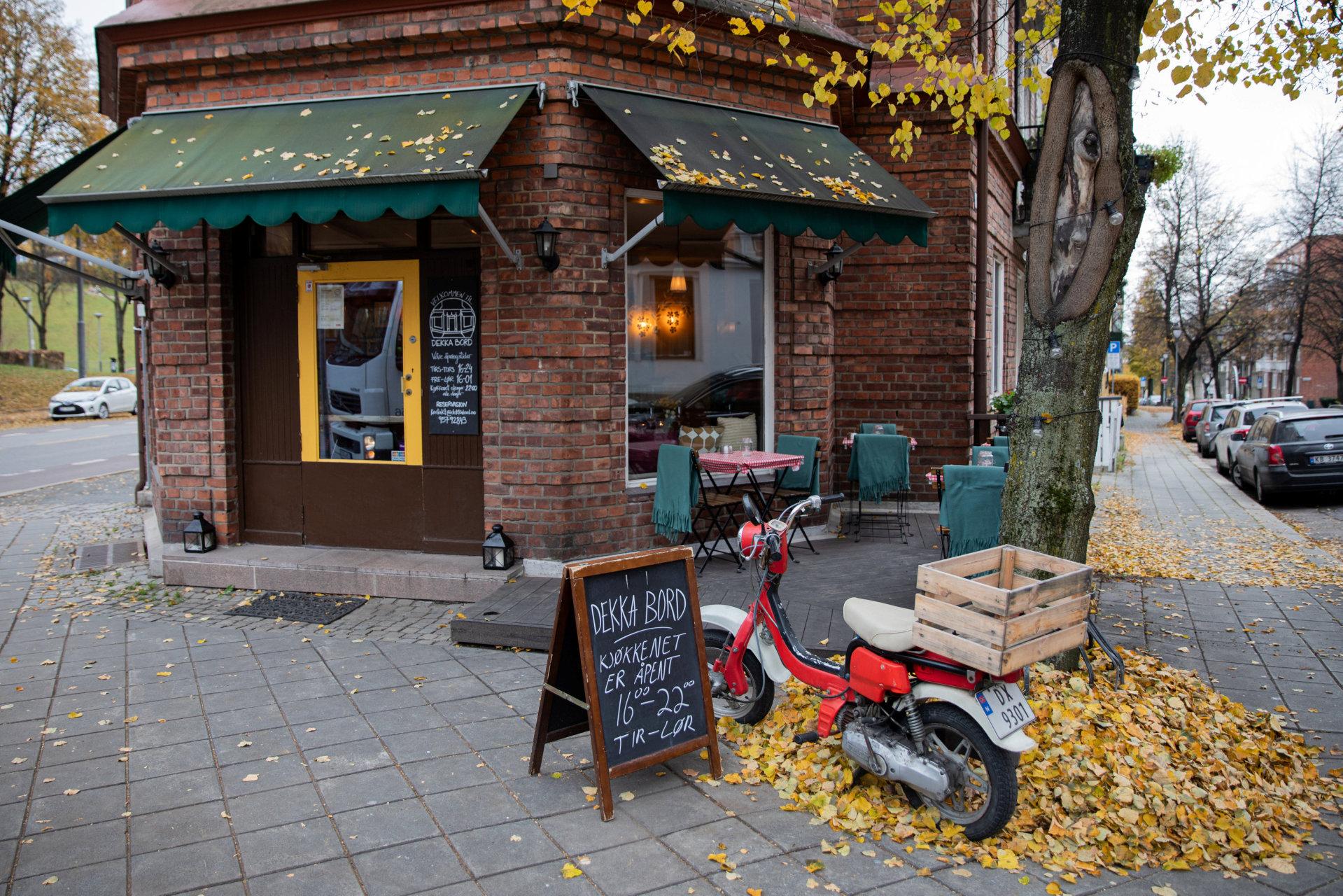 Dekka Bord til rustikk idyll på Adamstuen. Foto: Mina B. Ræge
Ludo kommer i mål med pizzaen. Foto: Mina B. Ræge
Bon Lio flyttet til nye lokaler. Foto: Mina B. Ræge
Oslos beste italienske restaurant, Bono. Foto: Mimsy Møller
Hyde er nykommer i de gamle lokalene til nedlagte Pjoltergeist.
Brasseri Rivoli har Oslos beste beliggenhet. Foto: Mimsy Møller