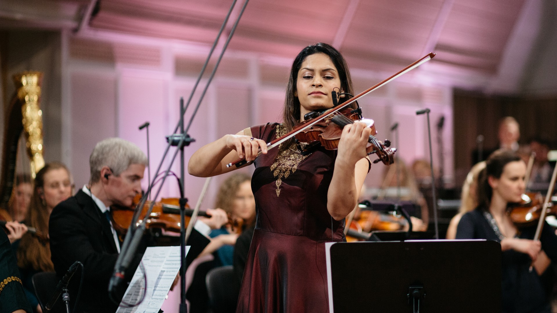 Harpreet Bansal under innspillingen av "Parvat" sammen med Kringkastinsorkesteret.