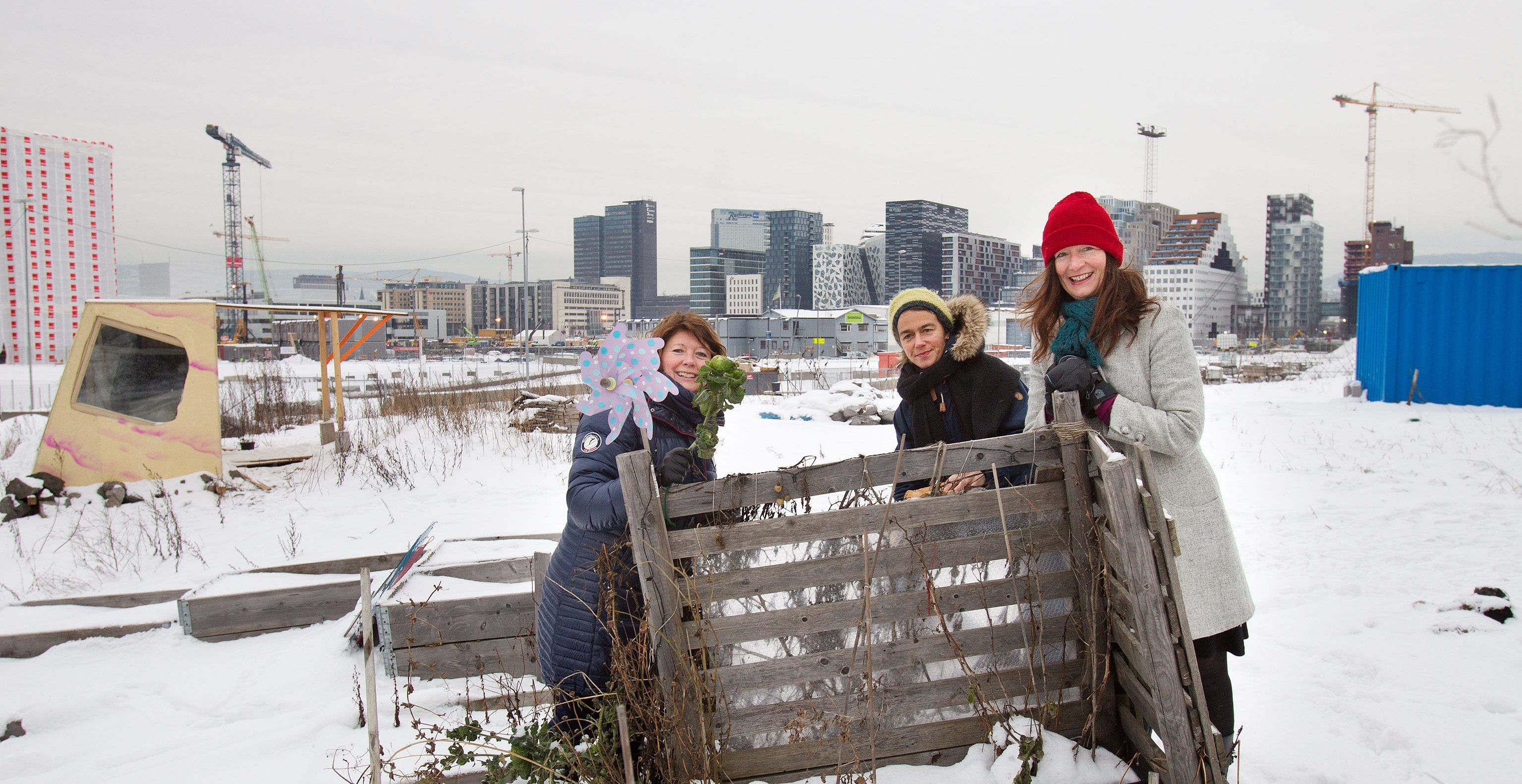 Organisasjonssjef i Bondelaget Astrid Solberg, kunstner Amy Franceschini og prosjektleder i Bjørvika Utvikling Anne Beate Hovind er i ferd med å starte bondegård midt i asfaltjungelen i Oslo sentrum. Nå søker de Norges første bybonde til å ta seg av gården, og drive informasjonsarbeid om norsk matproduksjon. FOTO: ARNE OVE BERGO