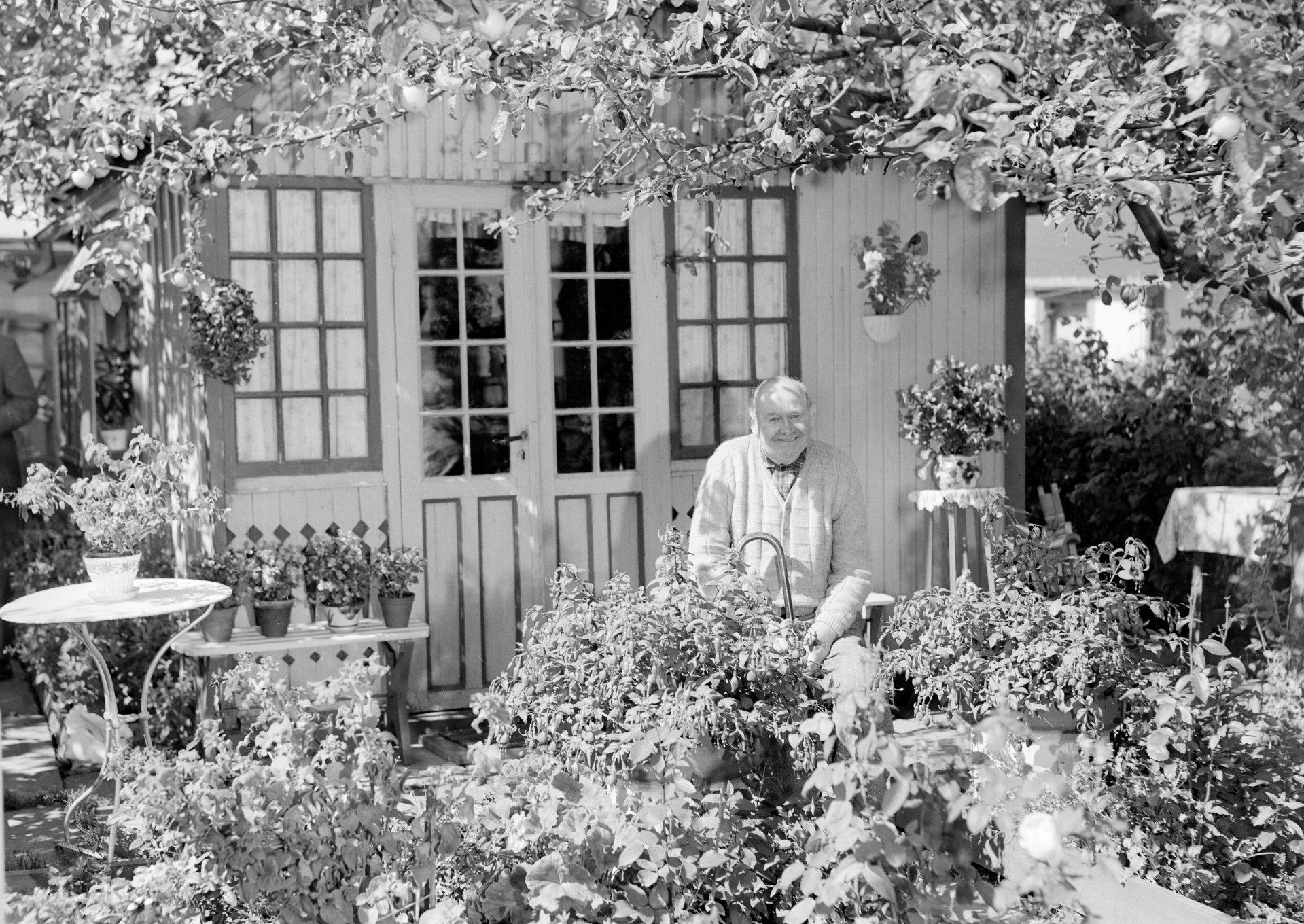 Kolonist Alfred Andersen fotografert i det «lokkende skjønne paradiset» på Etterstad i august 1953.