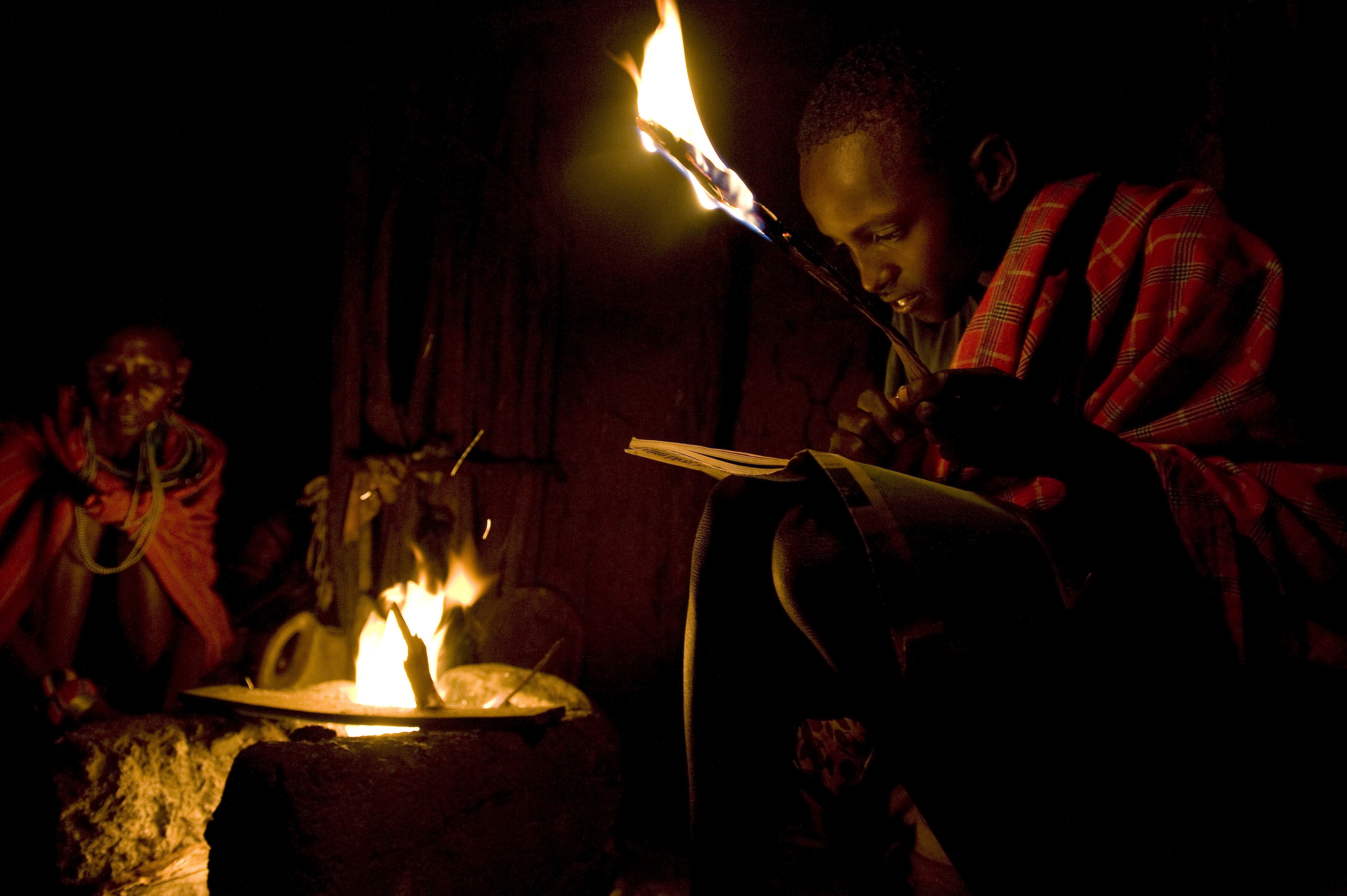 Mange steder i Kenya og andre land i Afrika, må skolebarn fortsatt ta til takke med de flakkende flammene fra et osende bål når de trenger leselys for å få gjort lekser.