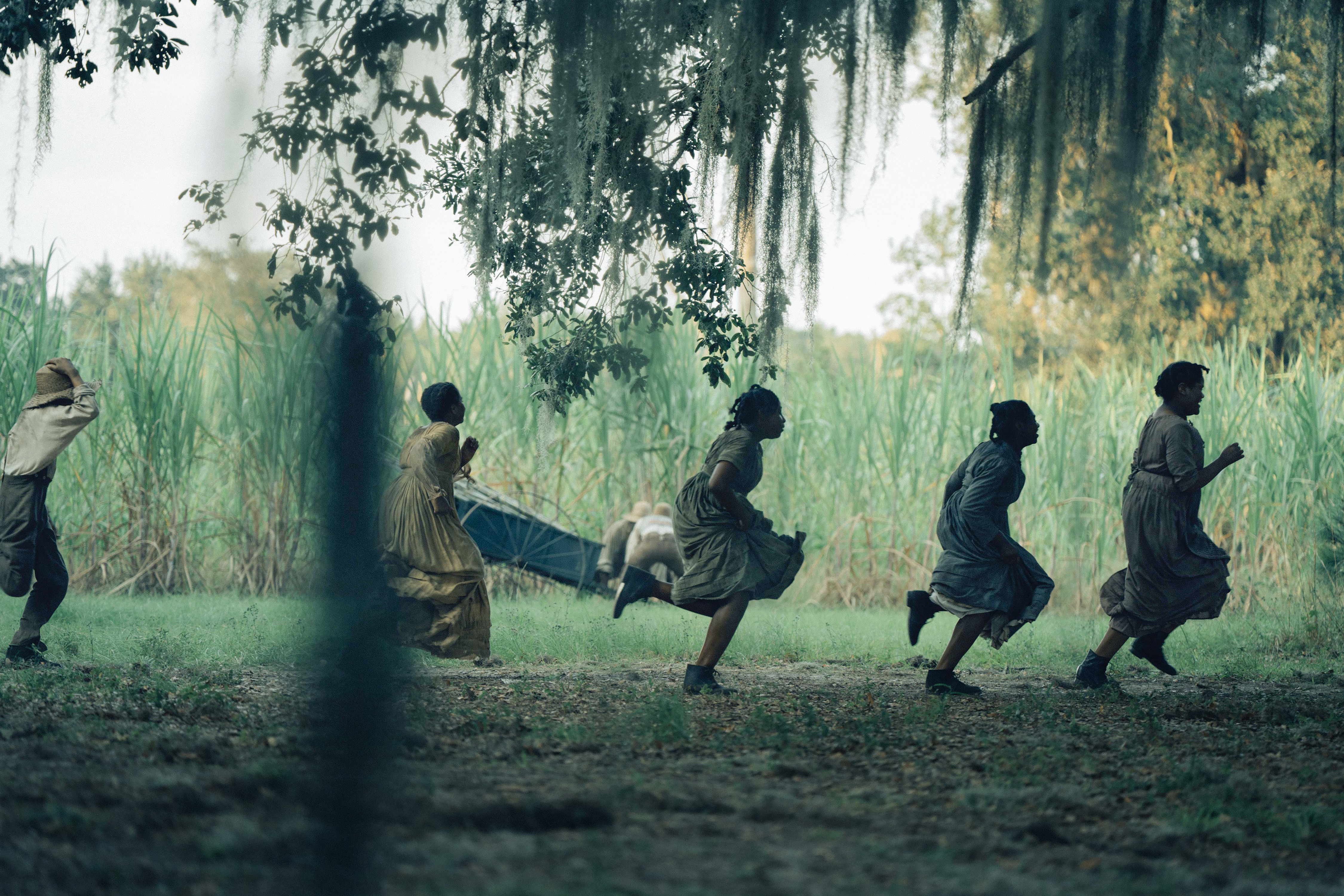 Den Emmy-nominerte dramaserien «The Underground Railroad» er basert på en roman som blant annet har fått Pulitzer-prisen i USA. Serien handler om slaver som flykter til en tilsynelatende sikrere tilværelse fra sør til nord i USA. Serien er å se på Amazon Prime Video, hvor flere dramaserier basert på populære romaner kommer i høst.