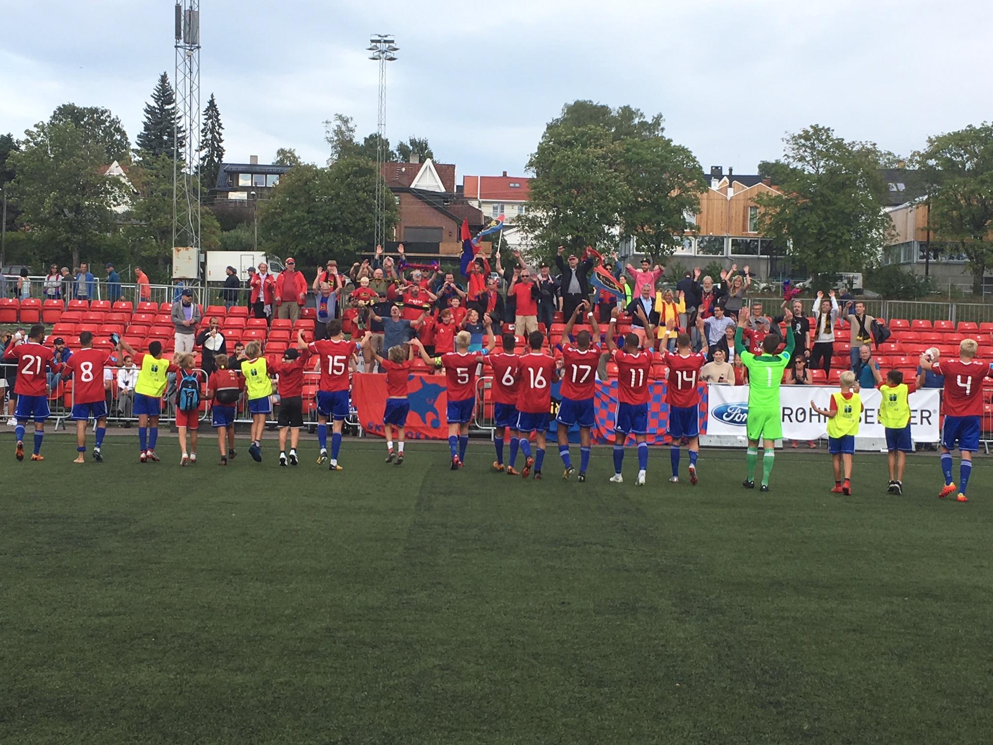 Skeid-spillerne takker publikum for at de fortsatt er ubeseiret på Nordre Åsen.