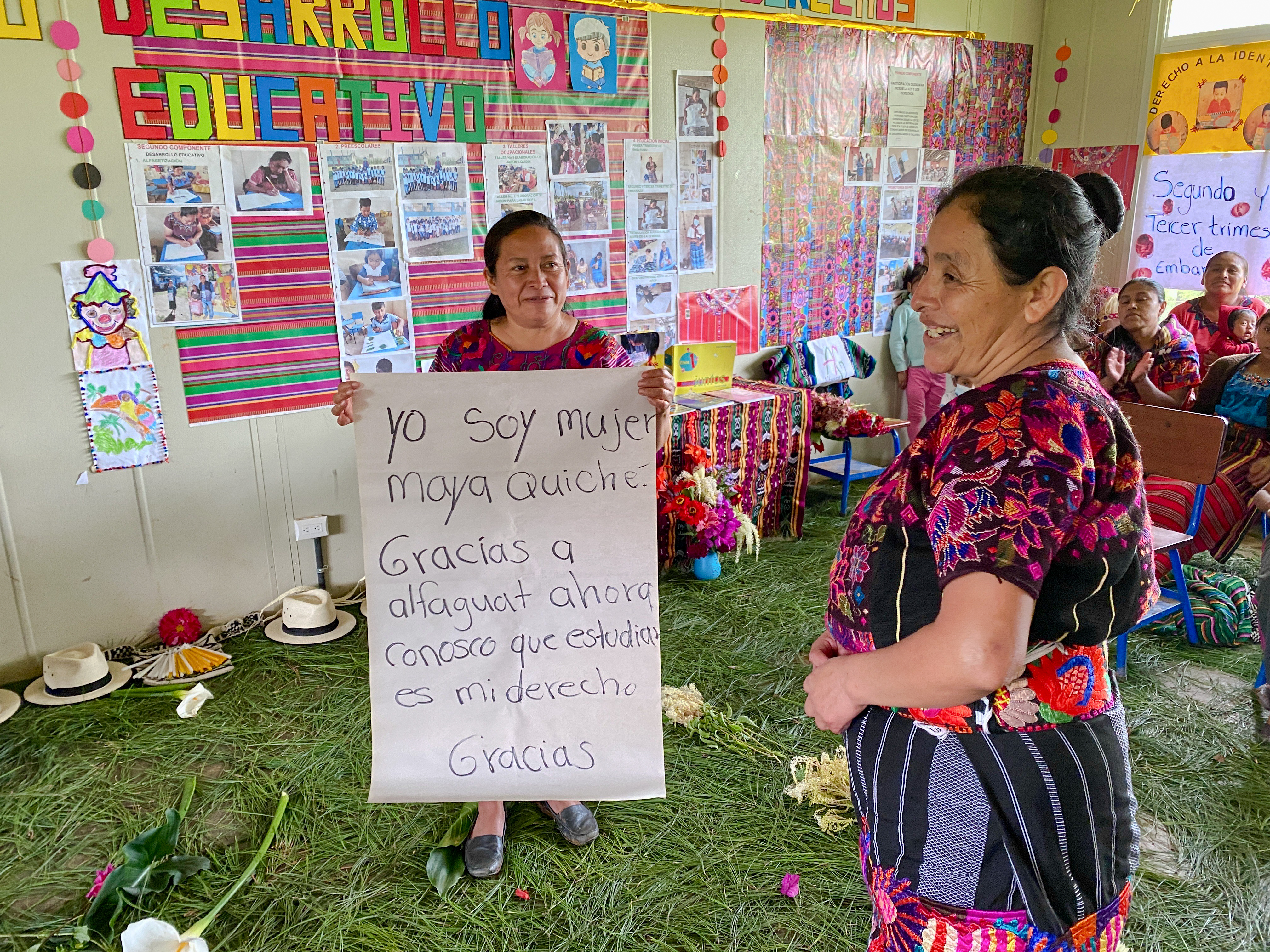 Kvinnomakt ska lyfta mayafolkets bergsbyar i Guatemala. Från alfabetiseringsprojekt stött av svenska Läkarmissionen.