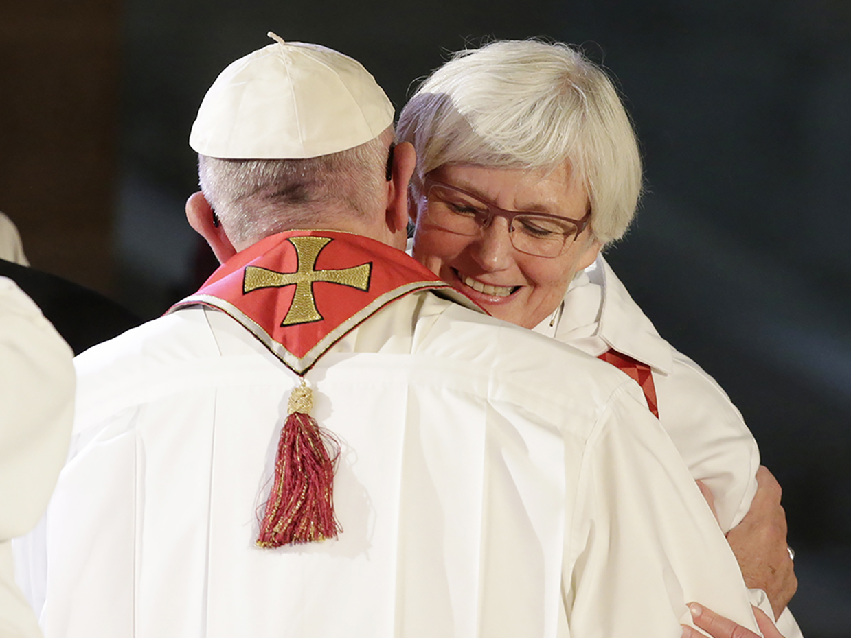 Antje Jackelén och påve Franciskus möts i Lunds domkyrka, ett tecken på kristen enhet.