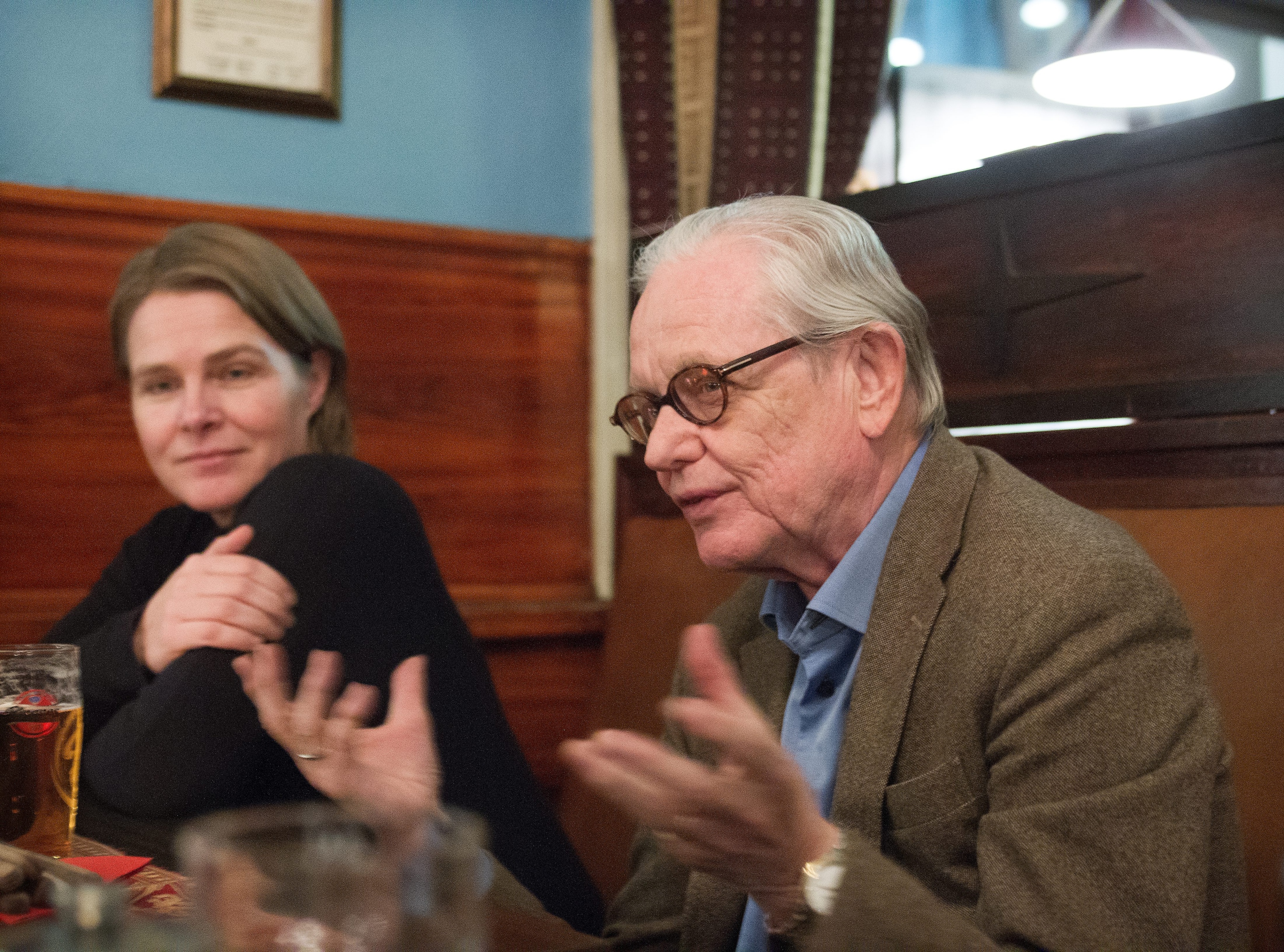 Kommentatorene Hege Ulstein og Arne Strand er enige om ganske mye, men ikke om at statsminister Erna Solberg «burde bli mer sint».  FOTO: Arne Ove Bergo
