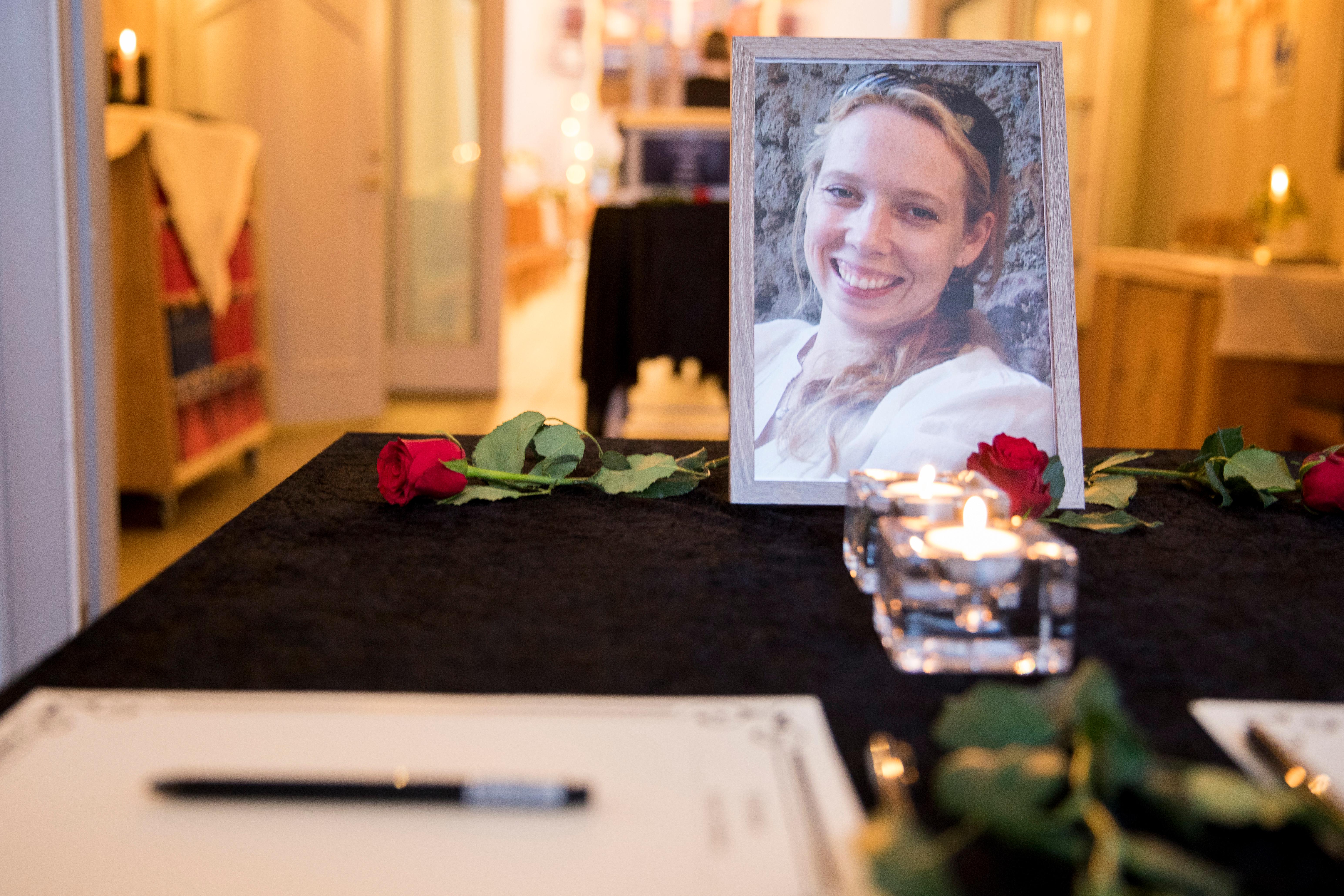 Brumunddal  20180126.
Kisten med Janne Jemtland omringet av lys og blomster i Veldre kirke hvor hun skal begraves fredag. Jemtland ble drept og samboeren er siktet for drapet. Han erkjenner ikke straffskyld.
Foto: Tore Meek / NTB scanpix