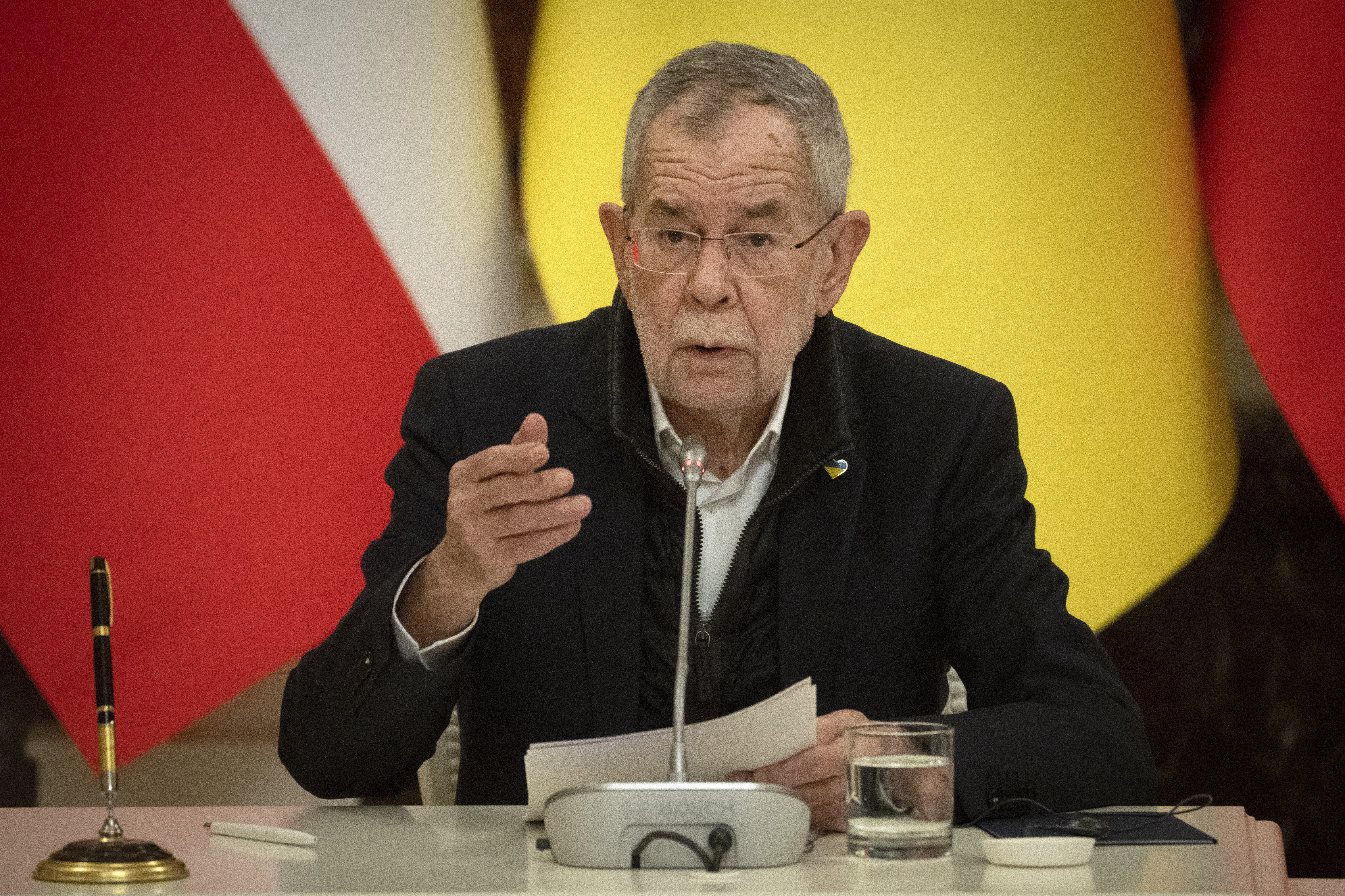 Østerrikes president Alexander Van der Bellen fra De grønne på pressekonferanse med Ukrainas president Volodymyr Zelenskyj i forbindelse med et besøk i Kyiv 1. februar i år. Den nåværende regjeringen støtter sanksjonene mot Russland. Det gjør imidlertid ikke høyreorienterte FPÖ, som seiler opp som landets største parti på meningsmålinger. Foto: Efrem Lukatsky / AP / NTB