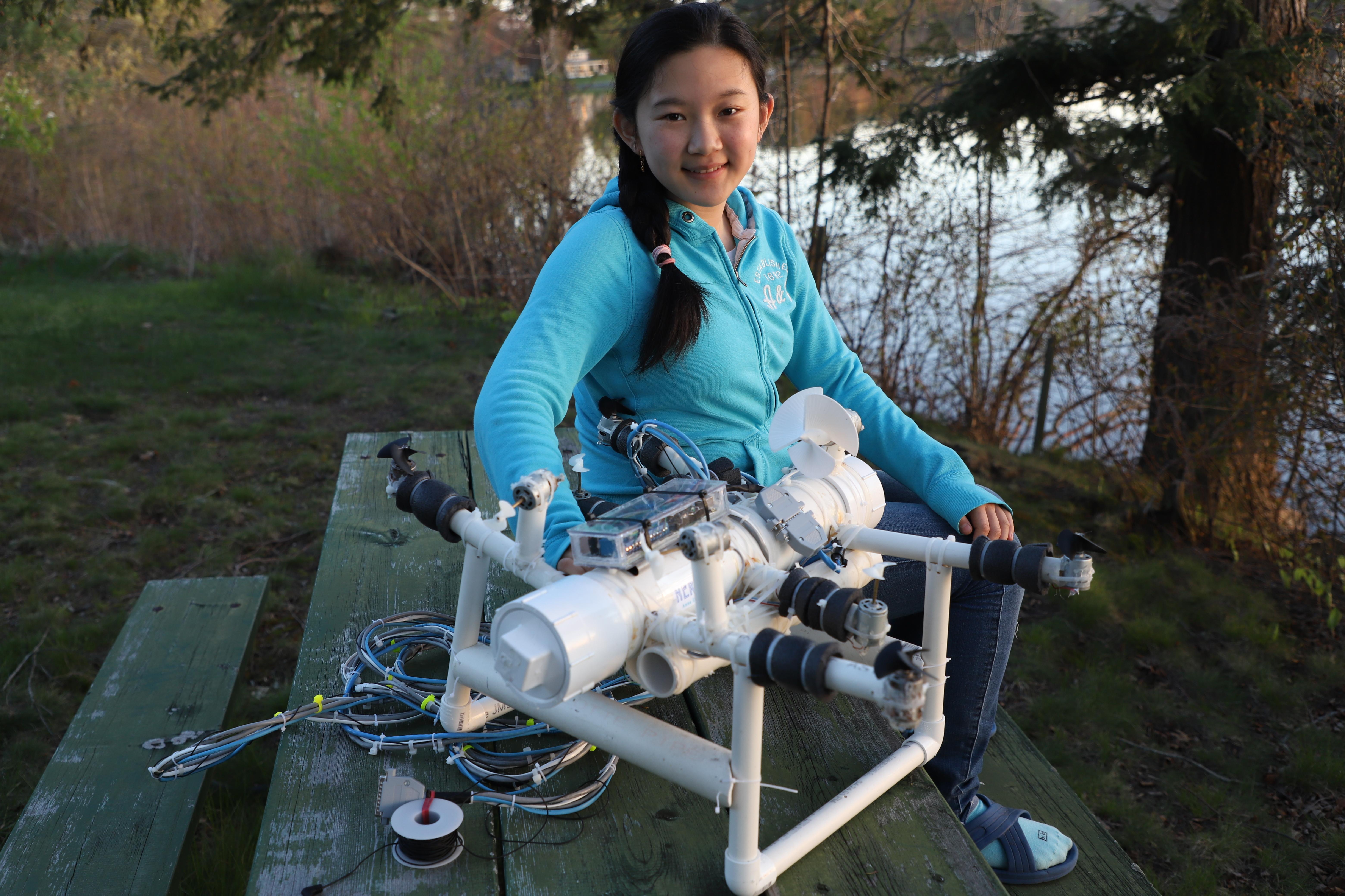 Amerikanske Anna Du med roboten hun har bygget selv. Den skal finne mikroplast på havbunnen.